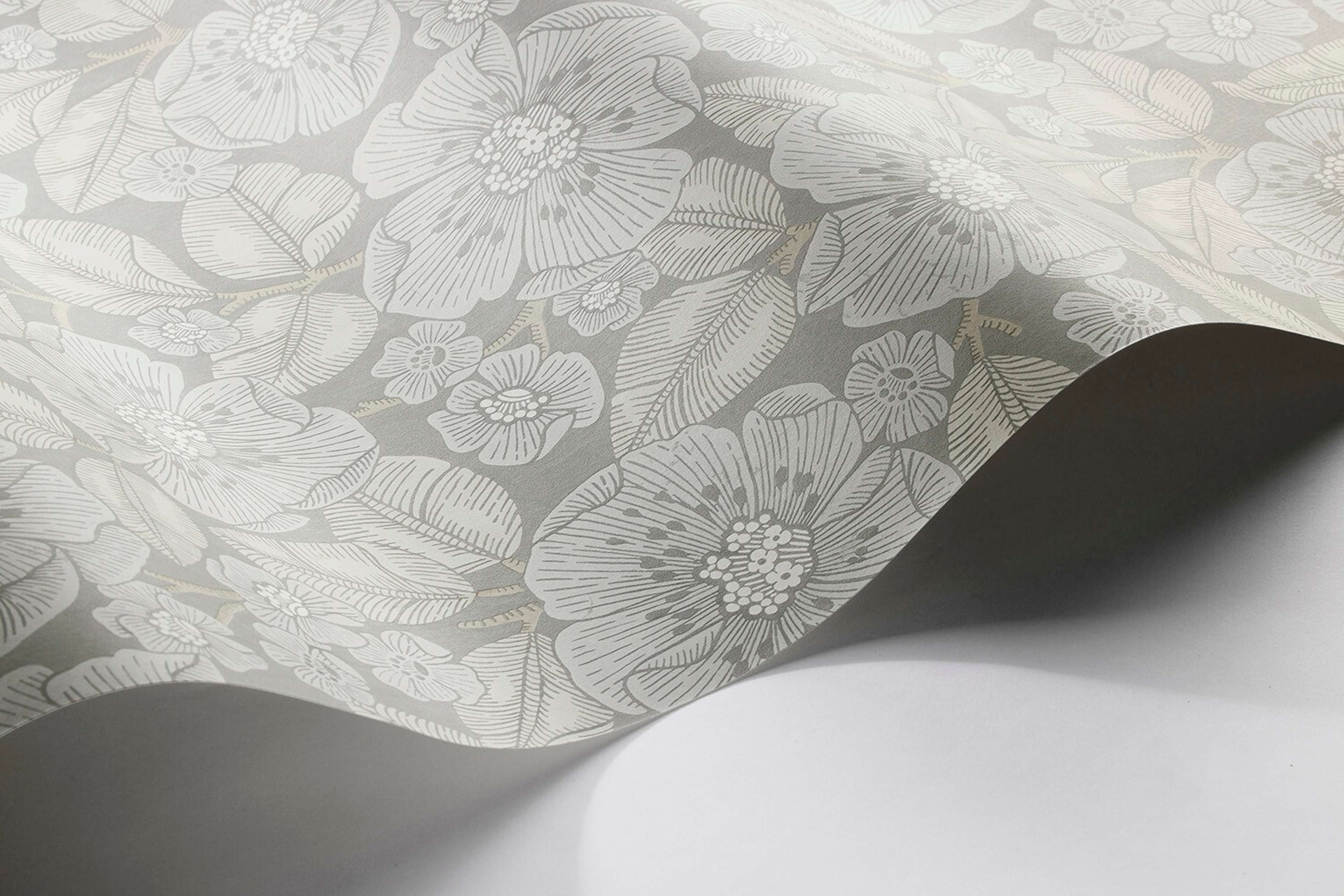 Borosan 21 8617 tapet med blommigt mönster i grå. Från kollektionen Borosan 21. Papper-material med rak passning.