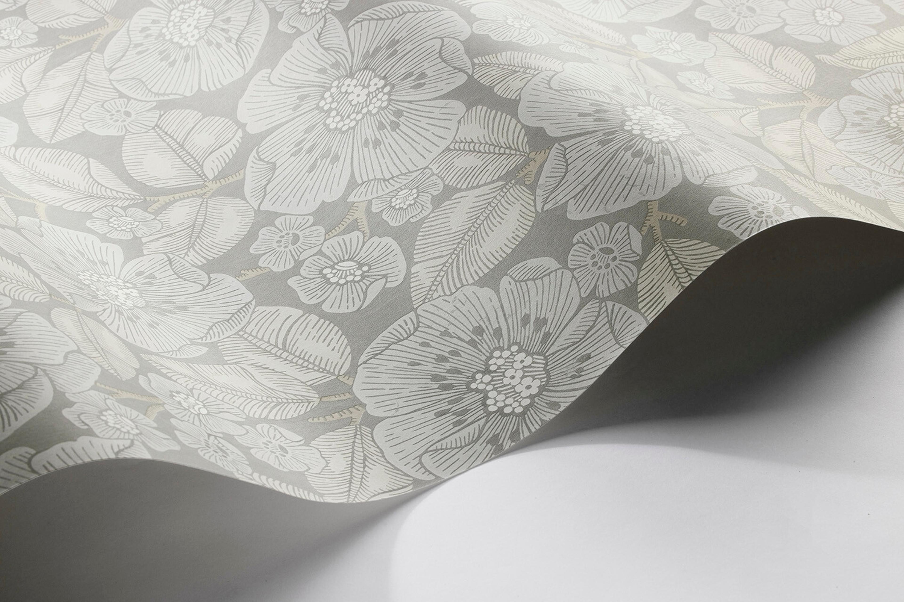 Borosan 21 8617 tapet med blommigt mönster i grå. Från kollektionen Borosan 21. Papper-material med rak passning.