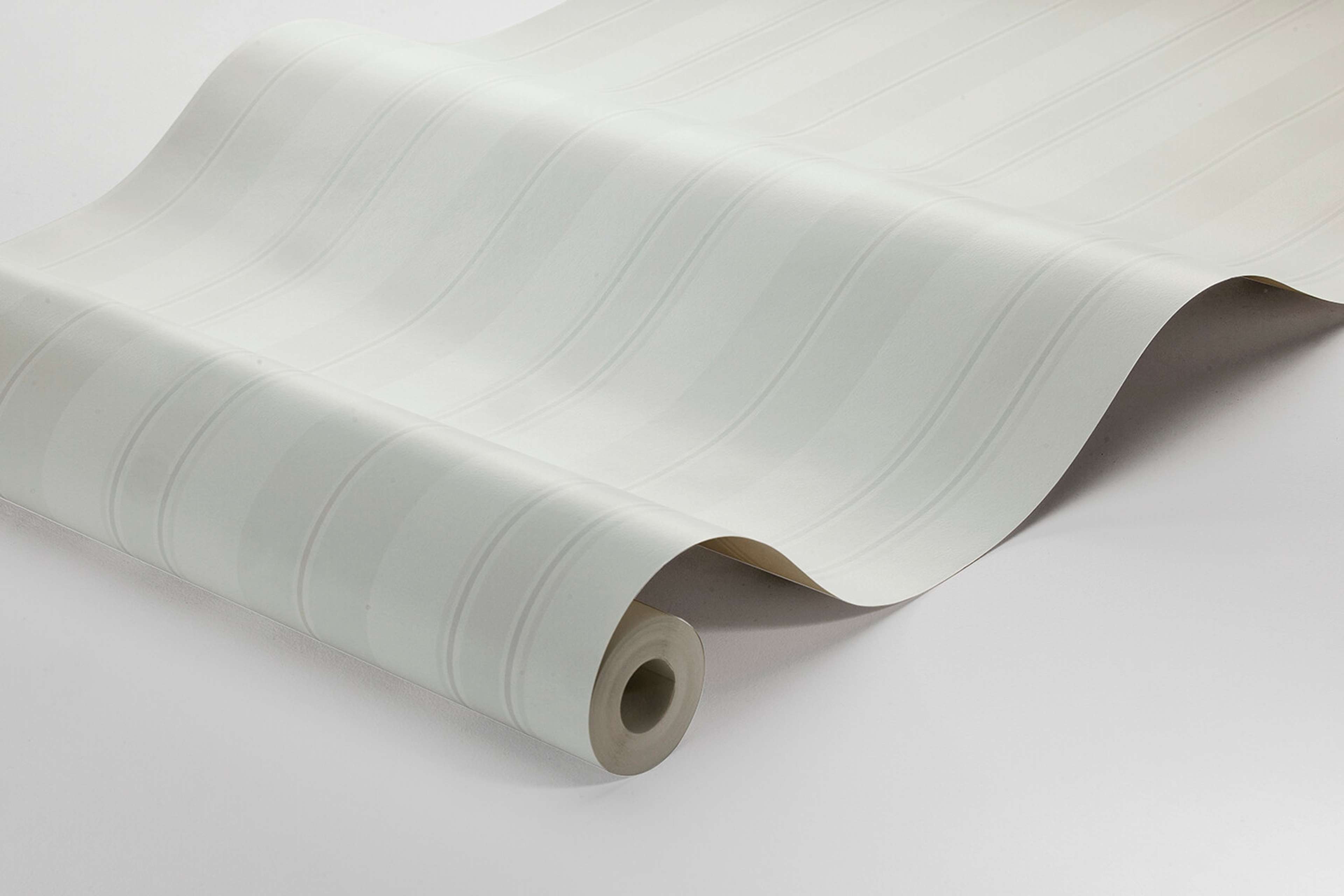 Gustaf tapet med randigt mönster i vit och beige. Från kollektionen timeless traditions. Nonwoven-material.