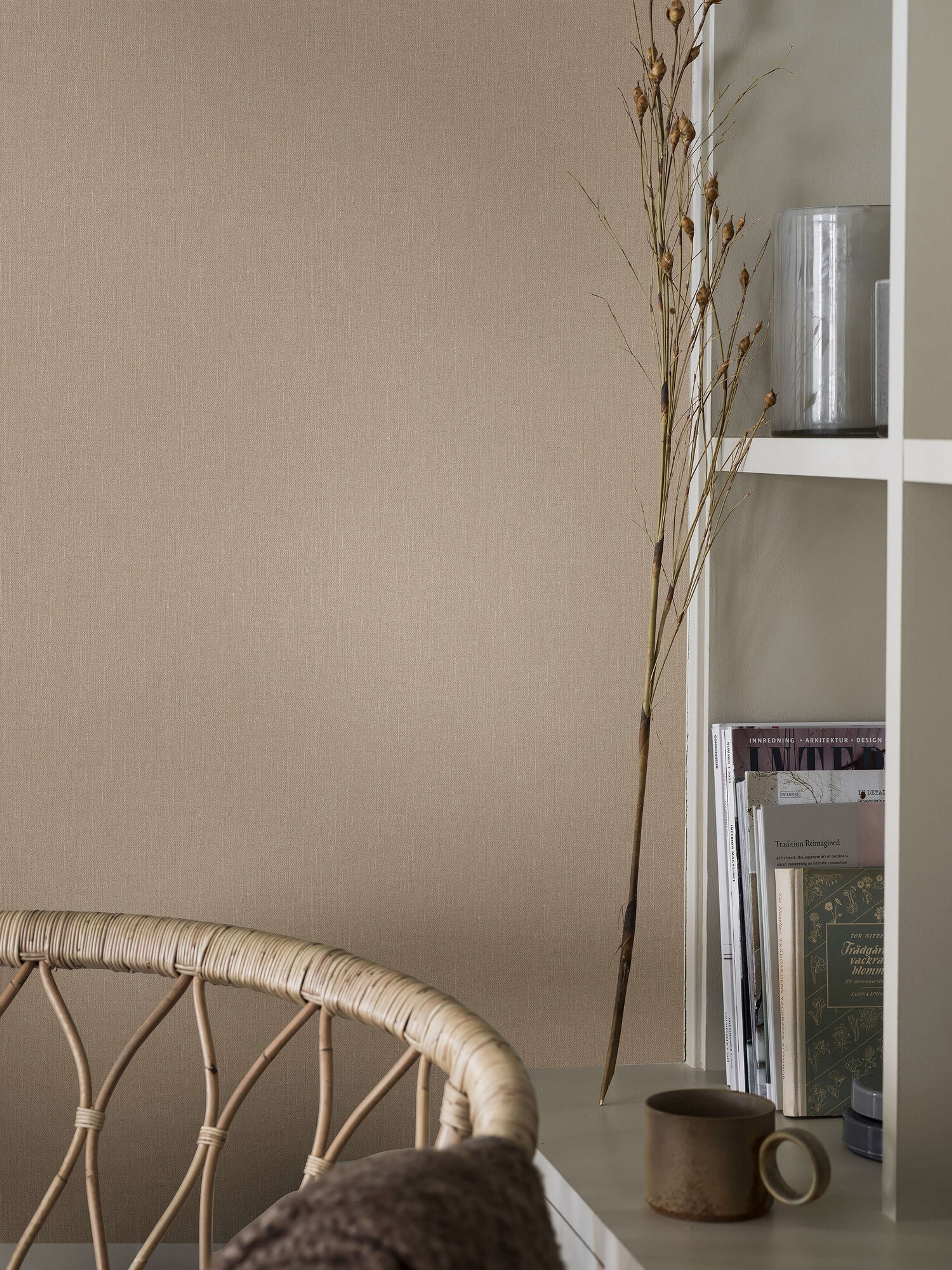 Rose Clay tapet med enfargat, textilimitation mönster i rosa. Från kollektionen Linen. Nonwoven-material. Passar i vardagsrum och matsal.