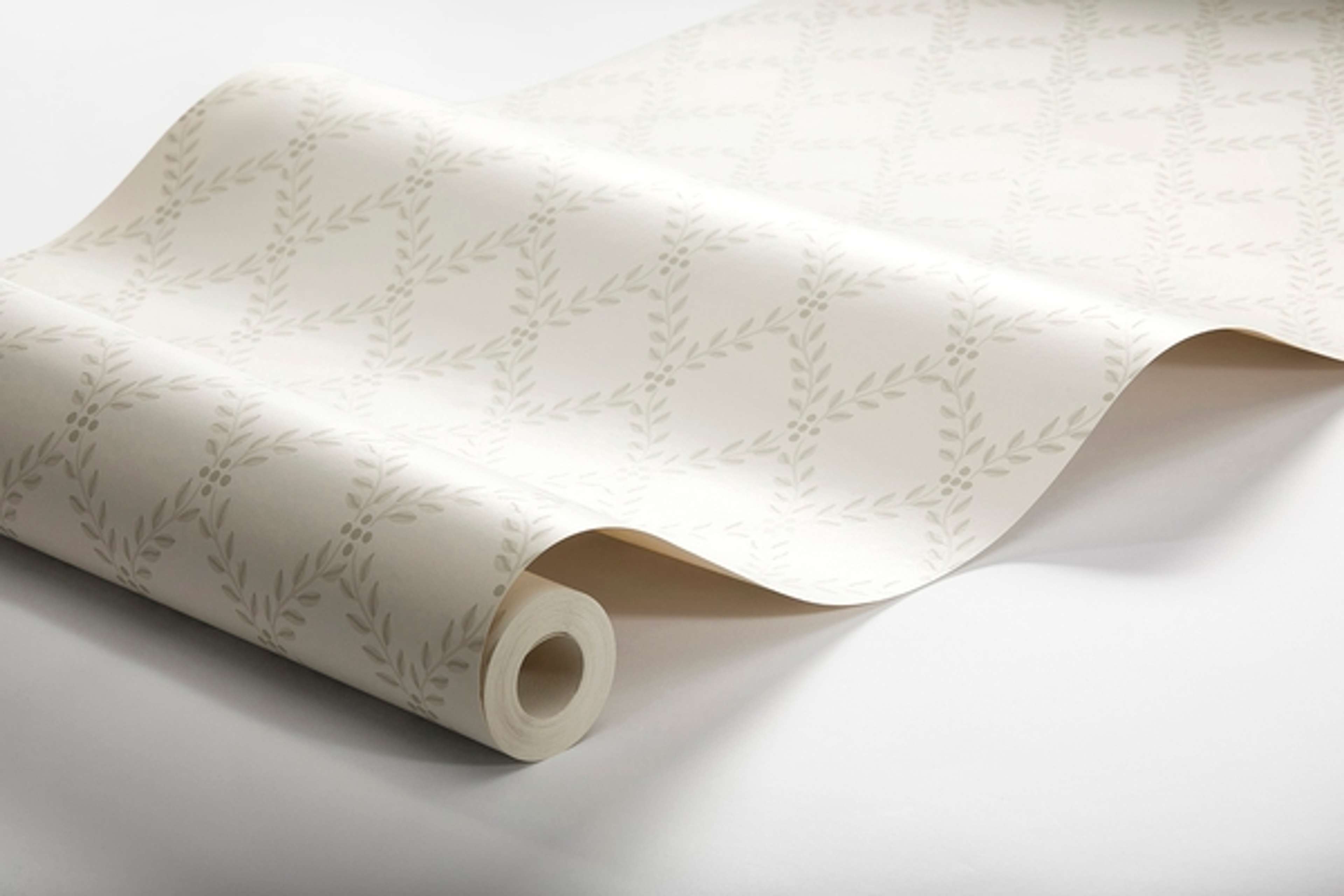 Trellis Leaves, krämvit/beige tapet från Boråstapeter med rutigt, geometriskt, trellis mönster i beige. Från kollektionen Falsterbo III. Nonwoven-material med rak passning.