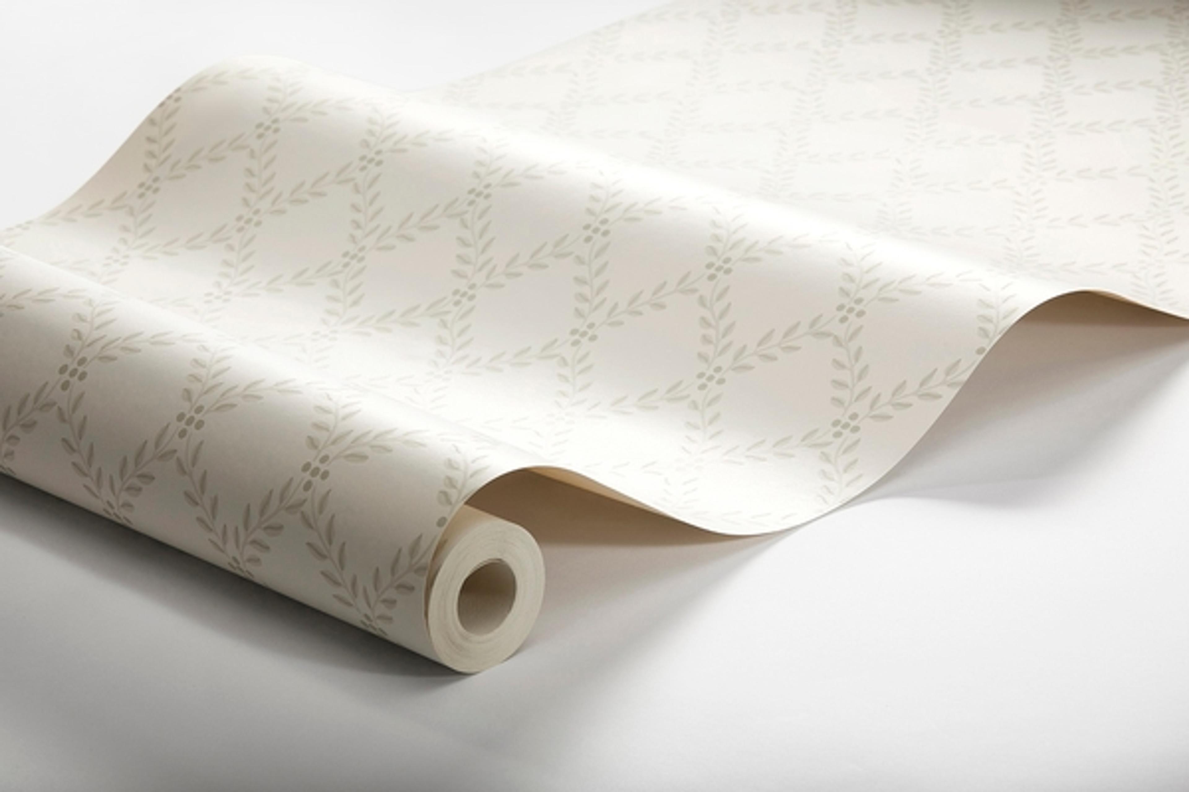 Trellis Leaves, krämvit/beige tapet från Boråstapeter med rutigt, geometriskt, trellis mönster i beige. Från kollektionen Falsterbo III. Nonwoven-material med rak passning.