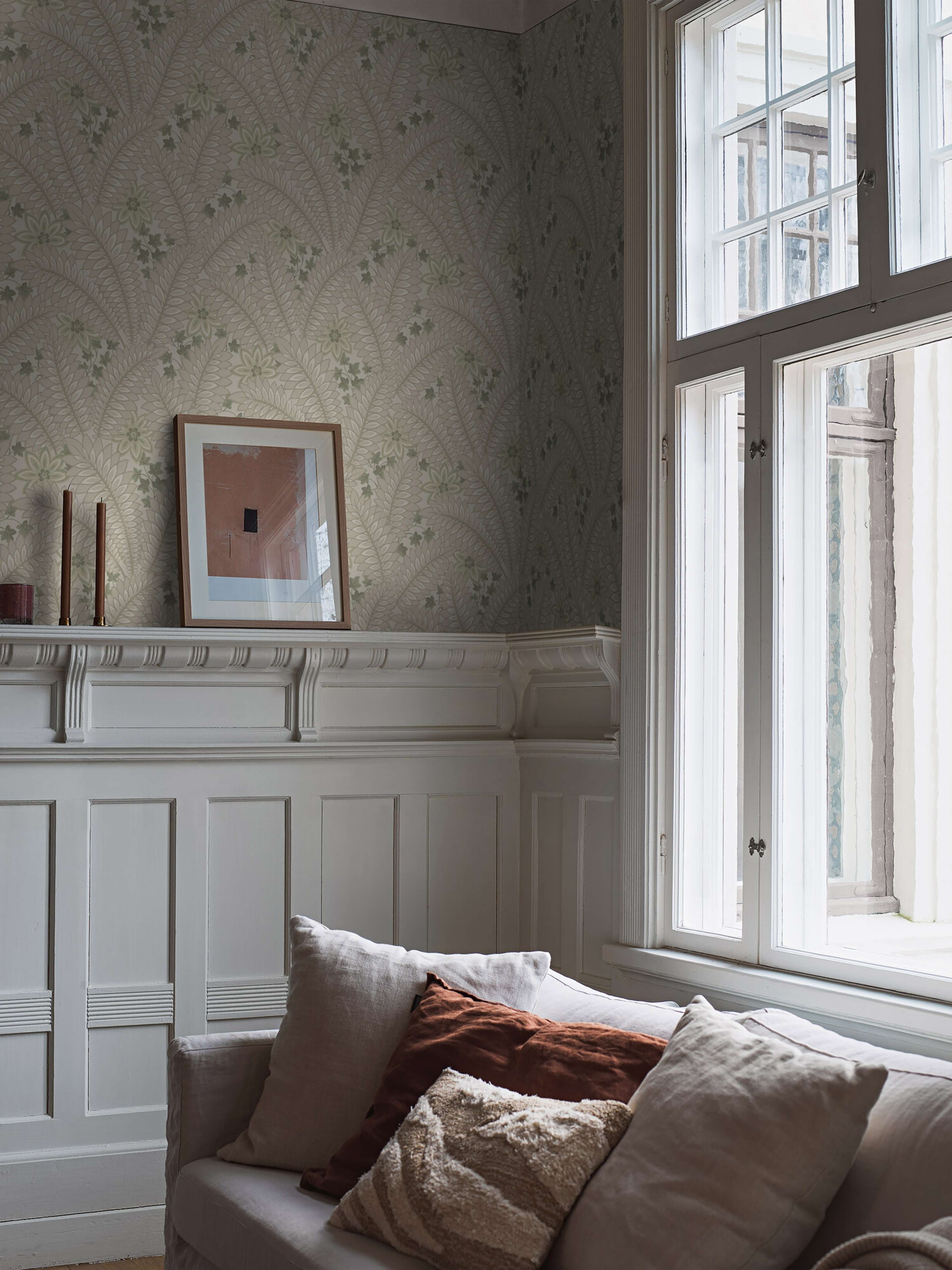 Hidden Ivy tapet i blekt gröna toner tapet med botaniskt, blommigt mönster i beige. Från kollektionen Treasured. Nonwoven-material med förskjuten passning. Passar i kök, hall och arbetsrum.