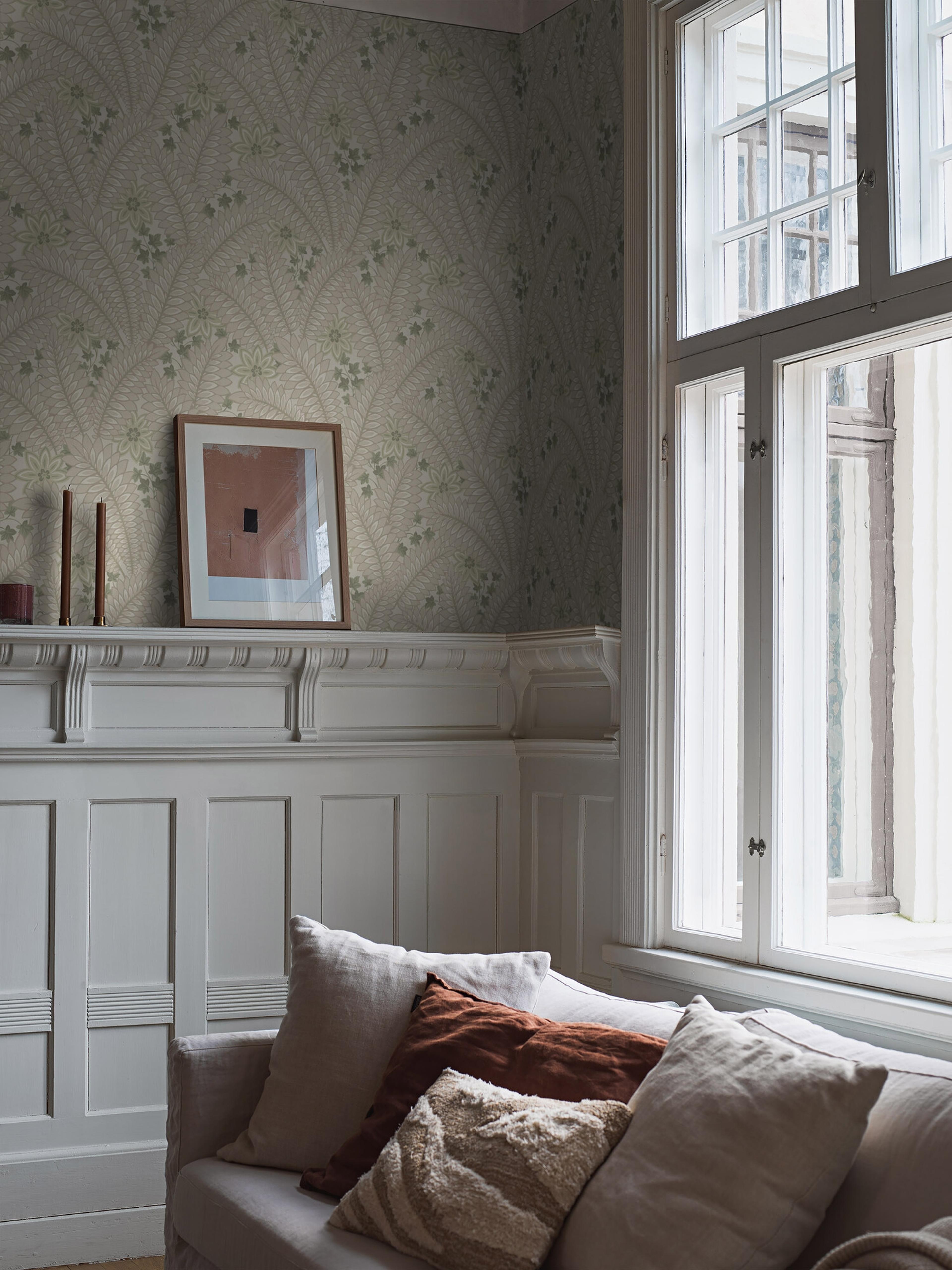 Hidden Ivy tapet i blekt gröna toner tapet med botaniskt, blommigt mönster i beige. Från kollektionen Treasured. Nonwoven-material med förskjuten passning. Passar i kök, hall och arbetsrum.