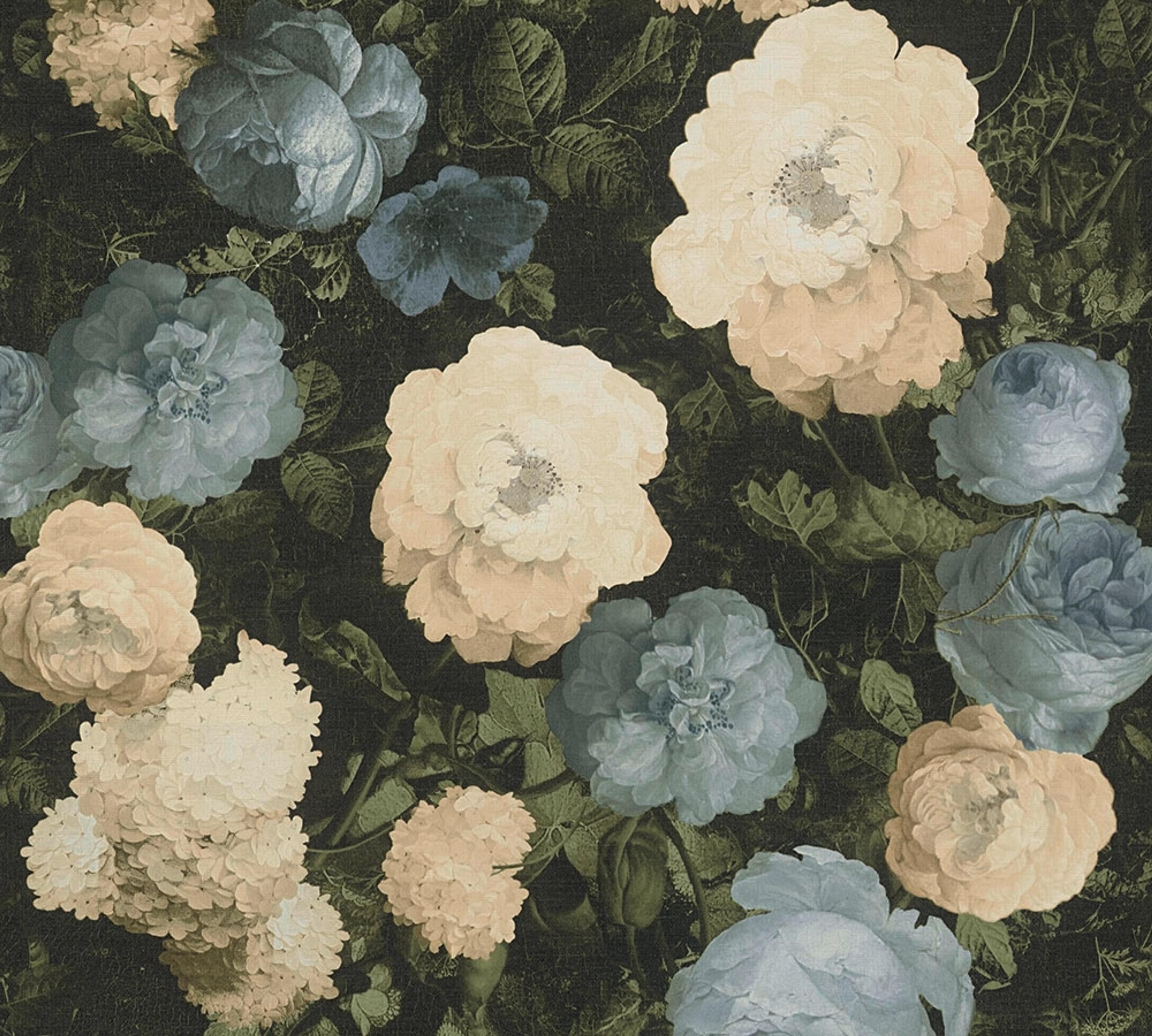 Flower, strukturtapet i grön och blå tapet med blommigt mönster i grön. Från kollektionen history of art. Nonwoven-material med förskjuten passning. Passar i vardagsrum och matsal.