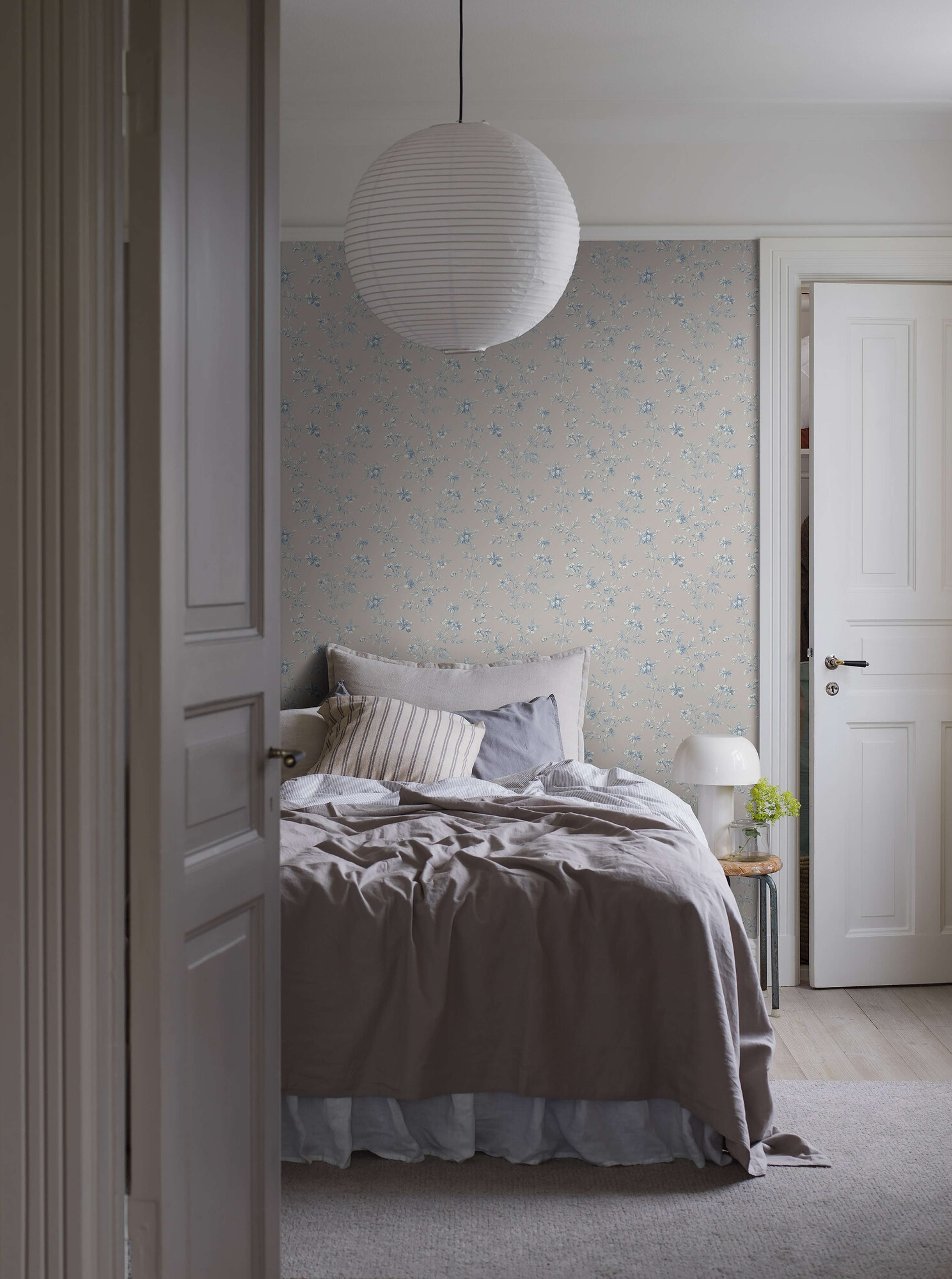 Ängsblomma tapet med blommigt mönster i blå och beige. Från kollektionen timeless traditions. Nonwoven-material med rak passning.