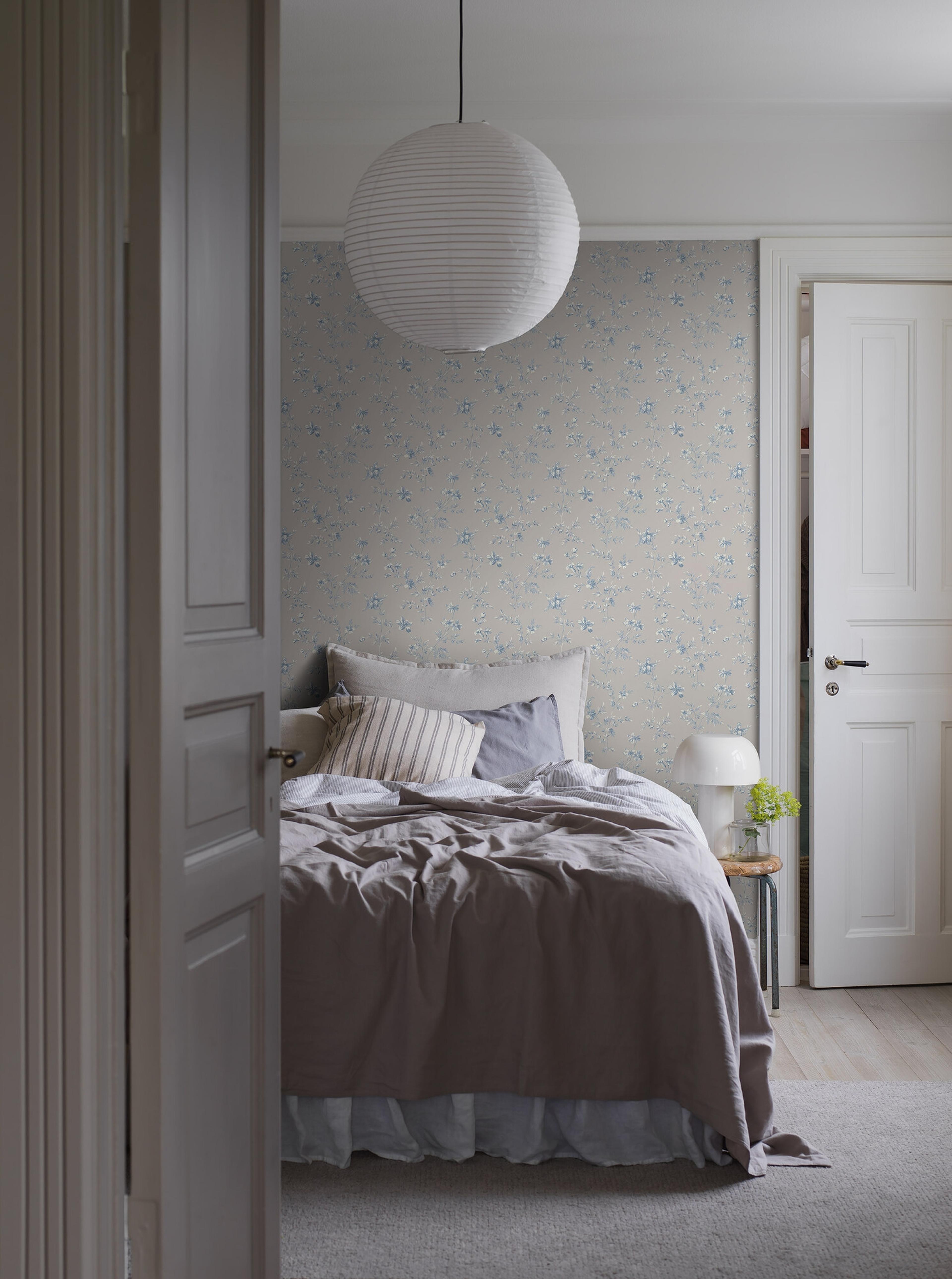 Ängsblomma tapet med blommigt mönster i blå och beige. Från kollektionen timeless traditions. Nonwoven-material med rak passning.