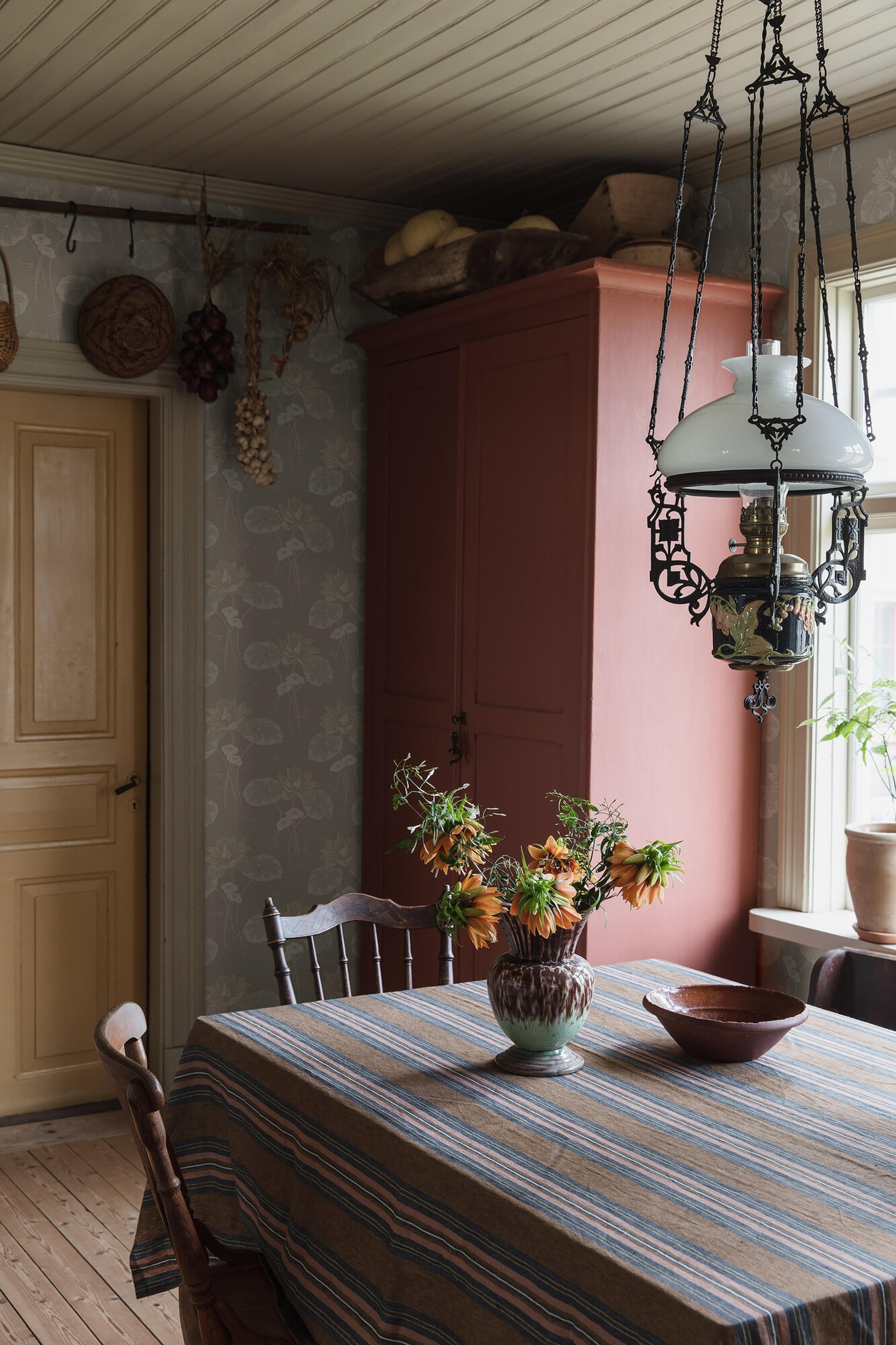 Haga tapet med blommigt mönster i grå. Från kollektionen Alla Tiders Hus. Nonwoven-material med förskjuten passning. Passar i vardagsrum, matsal och kök.