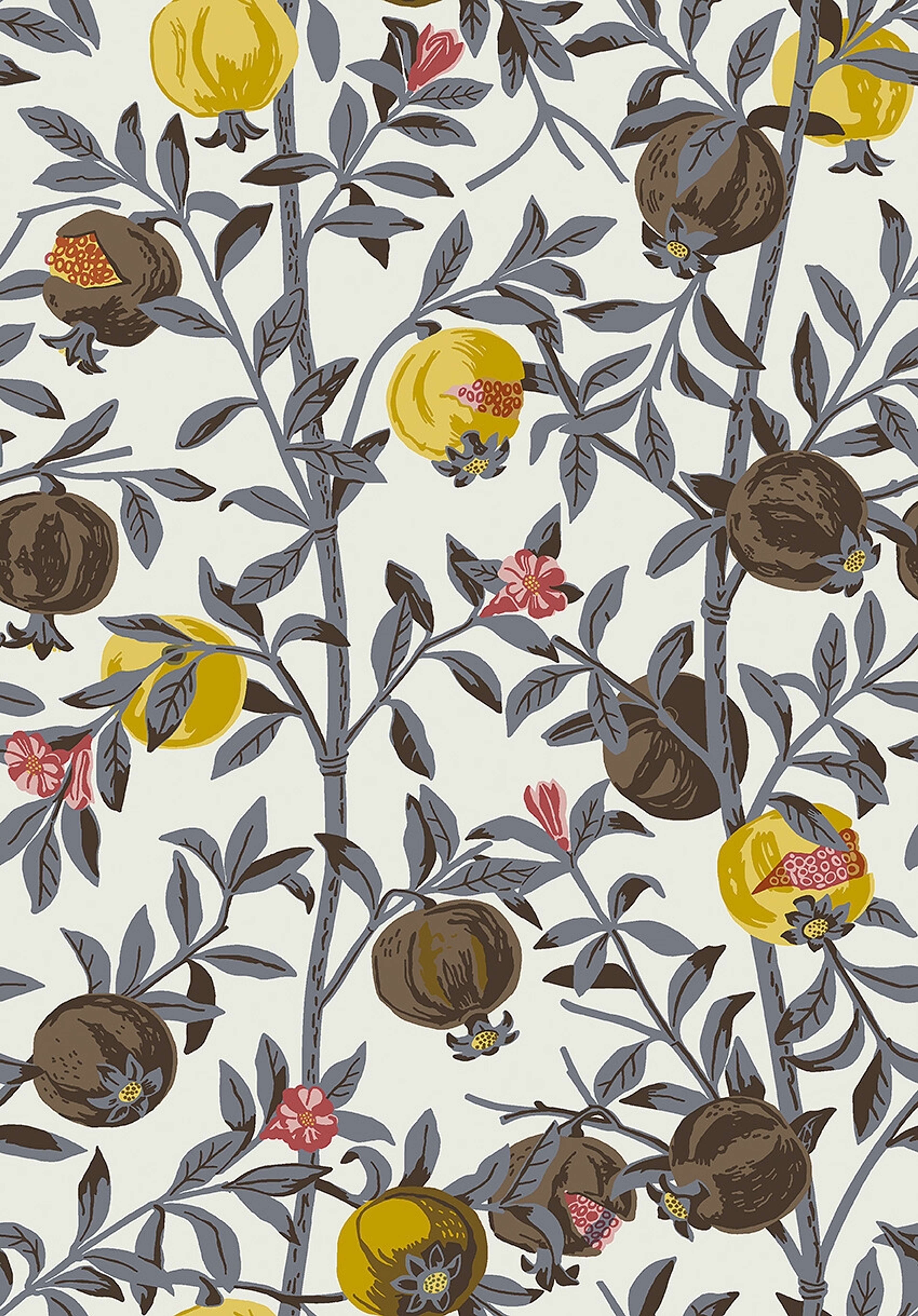 Gocken Jobs Granatäpple tapet med botaniskt, blommigt, retro mönster i grå. Från kollektionen Scandinavian Designers III. Nonwoven-material med rak passning.