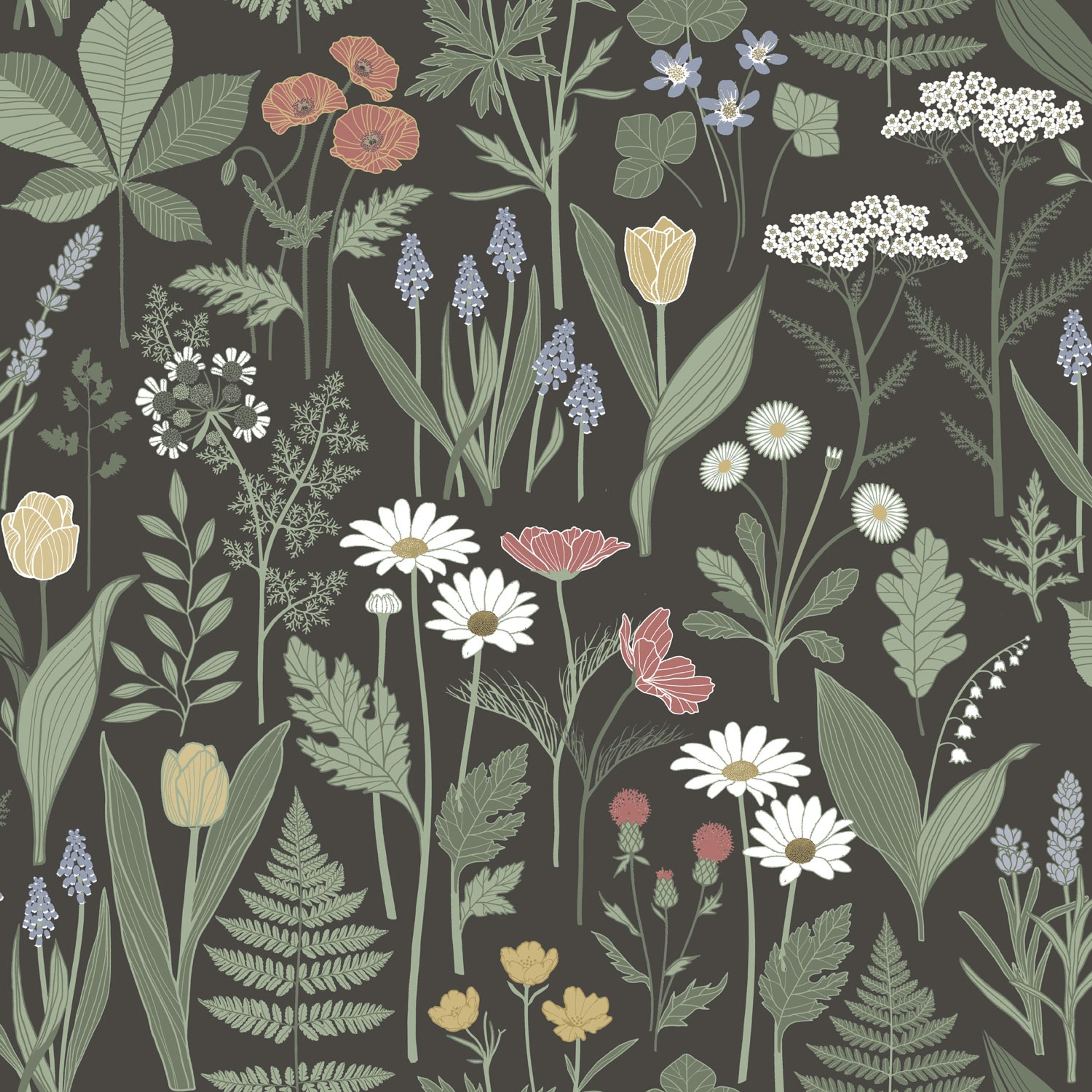 Elsa, svart tapet tapet med blommigt mönster i grön och brun. Från kollektionen Örtagård. Nonwoven-material med förskjuten passning. Country-stil.