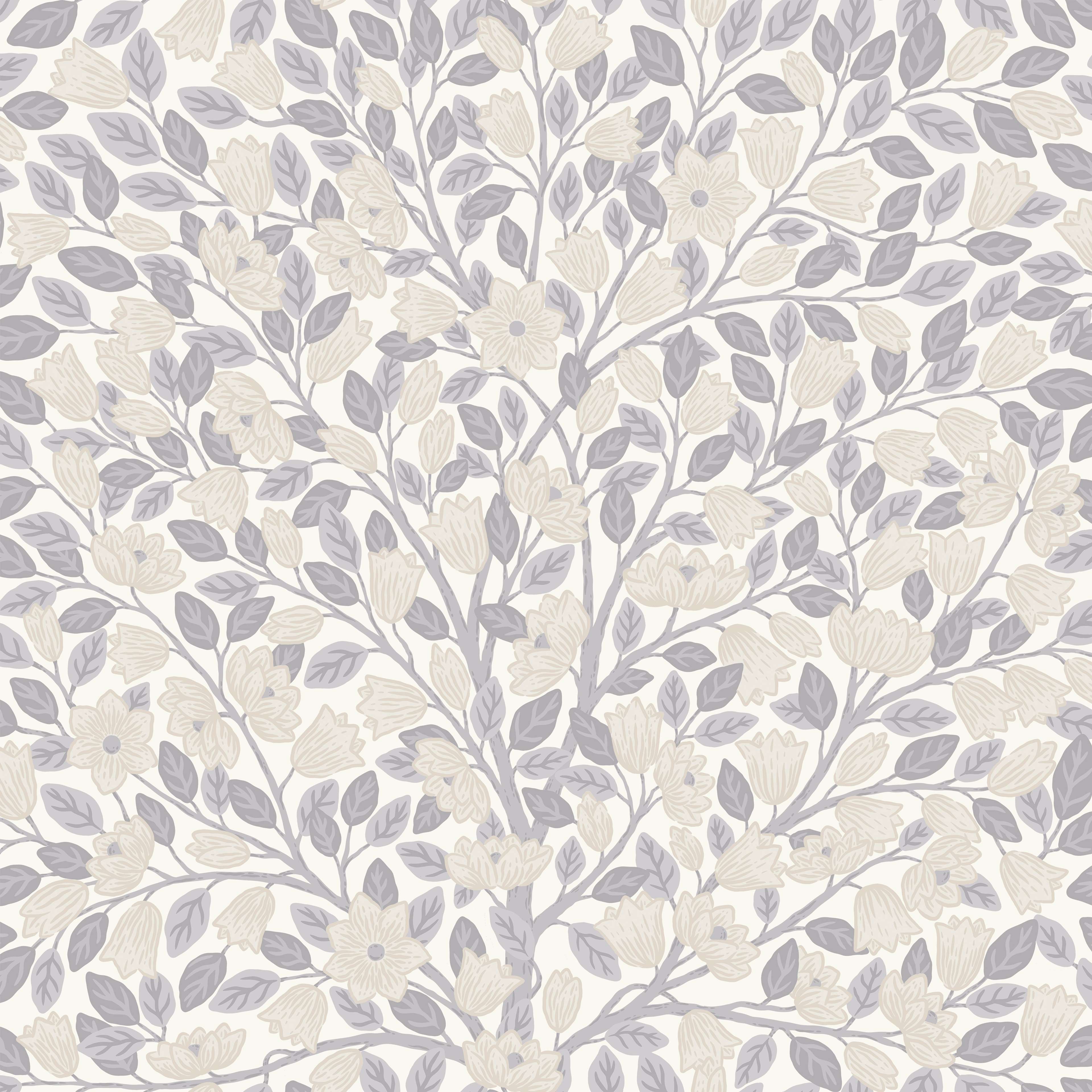 Klara o Tove magnolia ljusgrå, tapet tapet med blommigt mönster i grå. Från kollektionen Klara o Tove. Nonwoven-material med förskjuten passning. Passar i vardagsrum, sovrum och hall.
