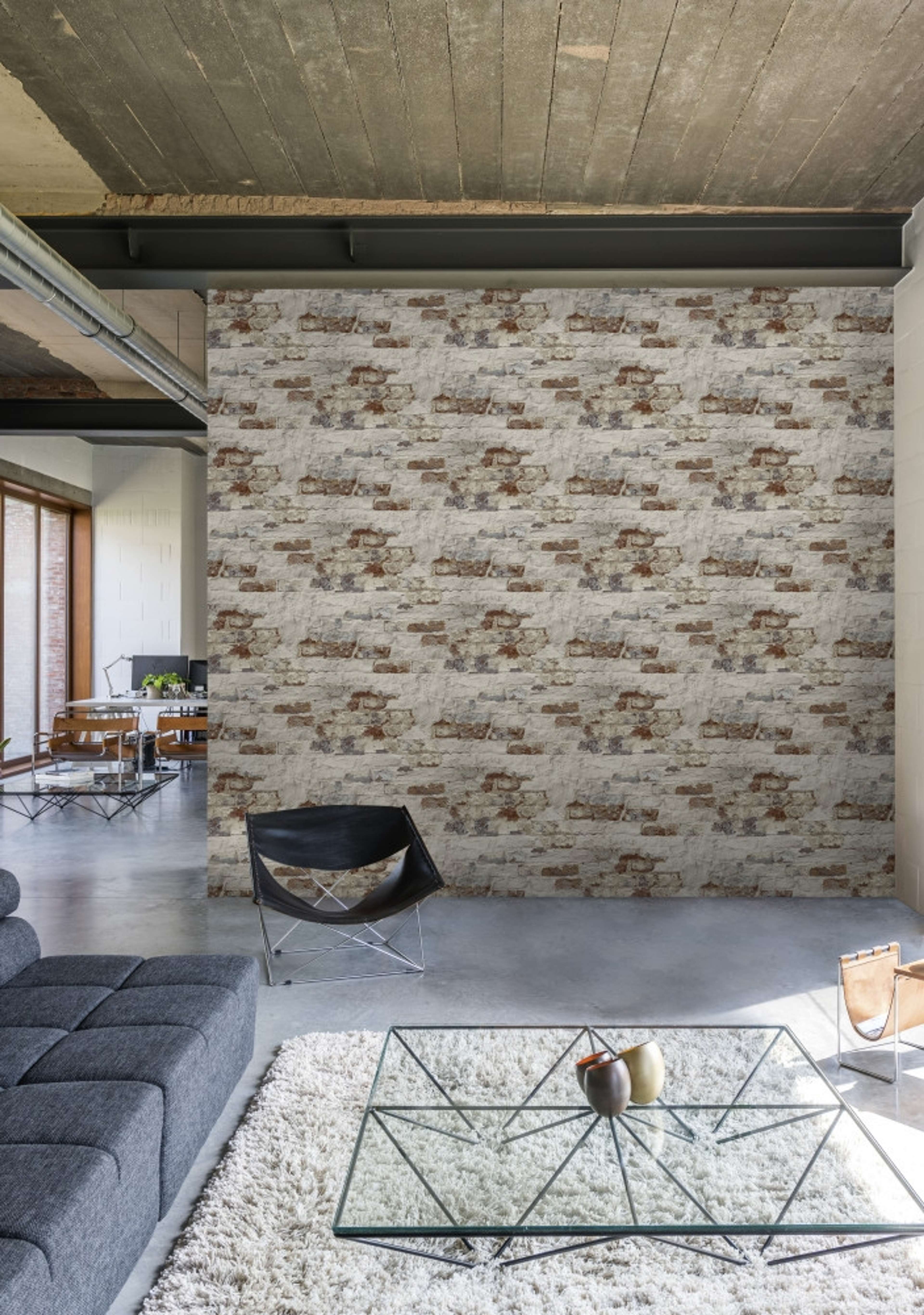 Patchy brick tapet med tegelsten mönster i vit och brun. Från kollektionen Malika. Nonwoven-material med förskjuten passning. Passar i vardagsrum och matsal.