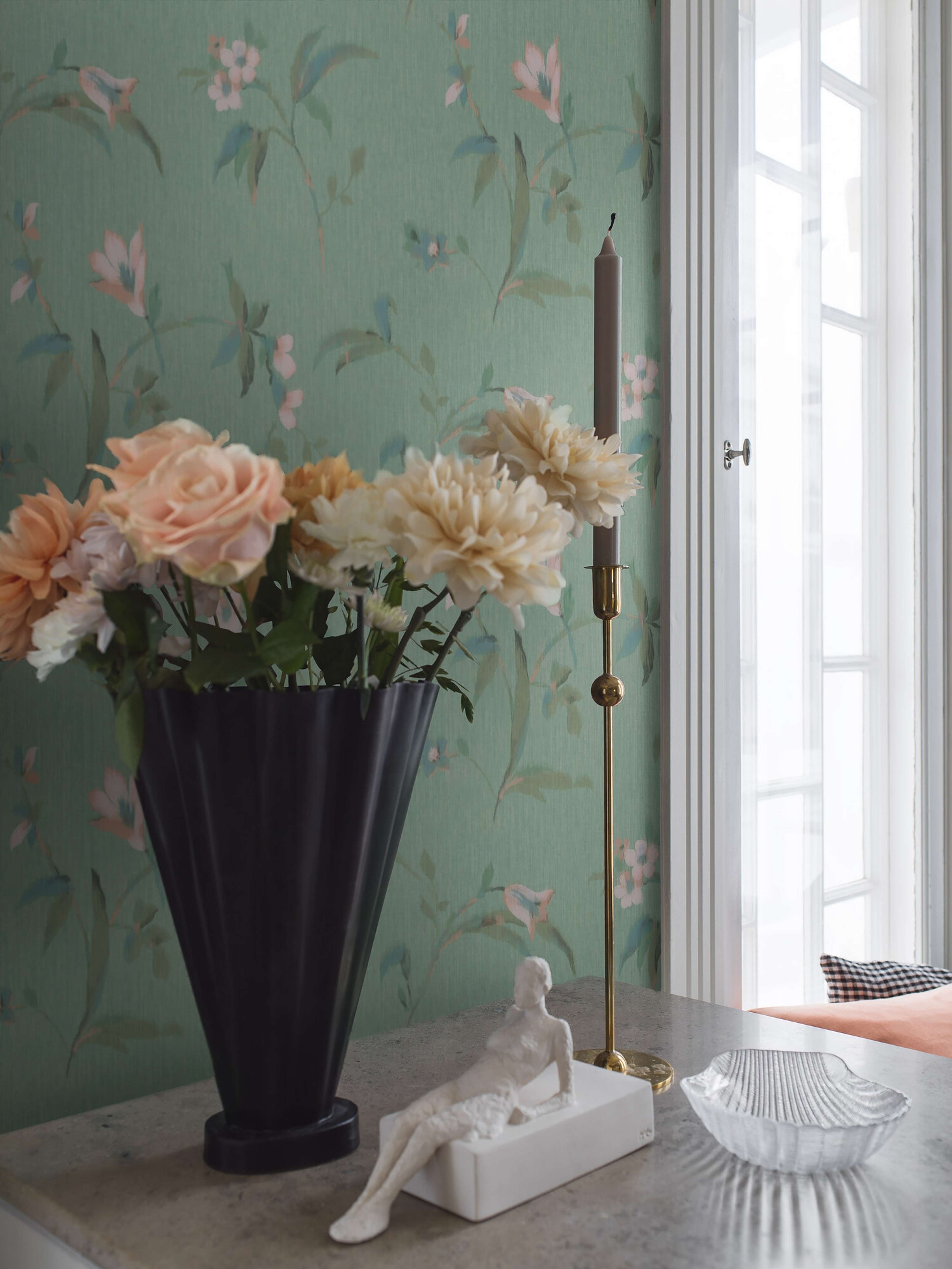 Marlene Grön Tapet tapet med blommigt mönster i grön. Från kollektionen Swedish Grace. Passar i hall.