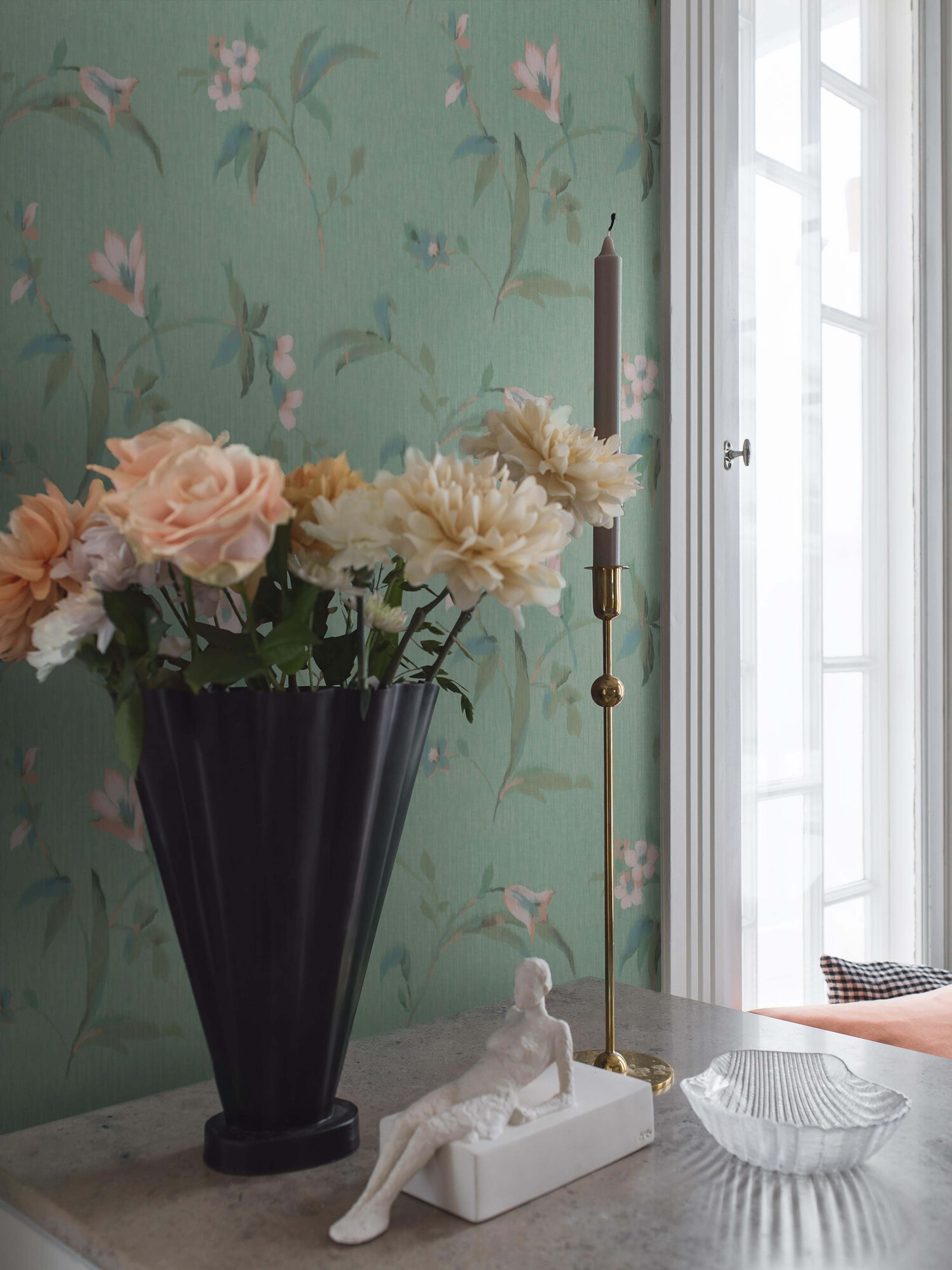 Marlene Grön Tapet tapet med blommigt mönster i grön. Från kollektionen Swedish Grace. Passar i hall.