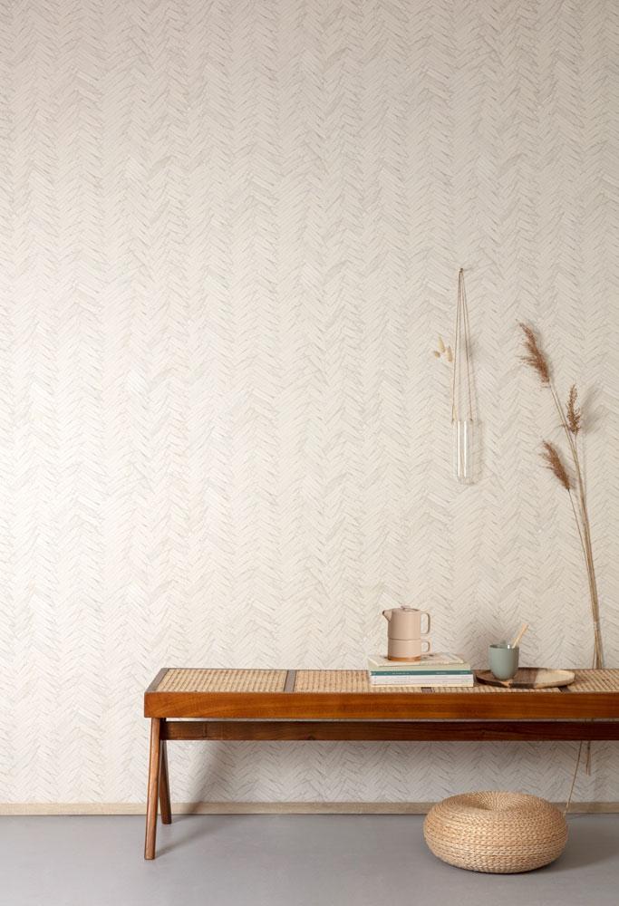 Essence snow tapet med botaniskt mönster i vit. Från kollektionen lotus. Nonwoven-material med förskjuten passning.