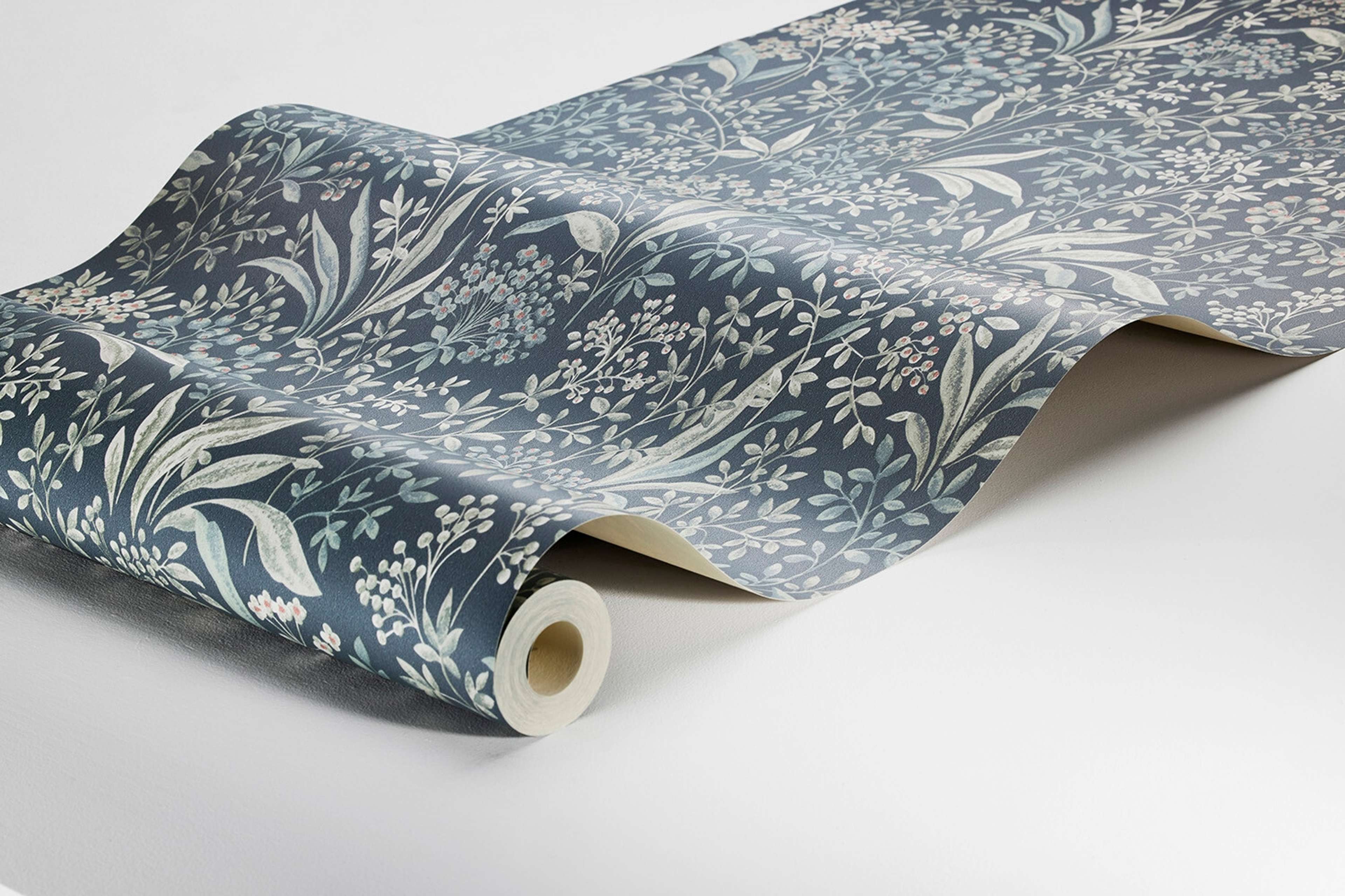 Nocturne slingrande bladverk, gråblå tapet med botaniskt mönster i grå och blå. Från kollektionen Vårt Arkiv. Nonwoven-material med rak passning. Country-stil.