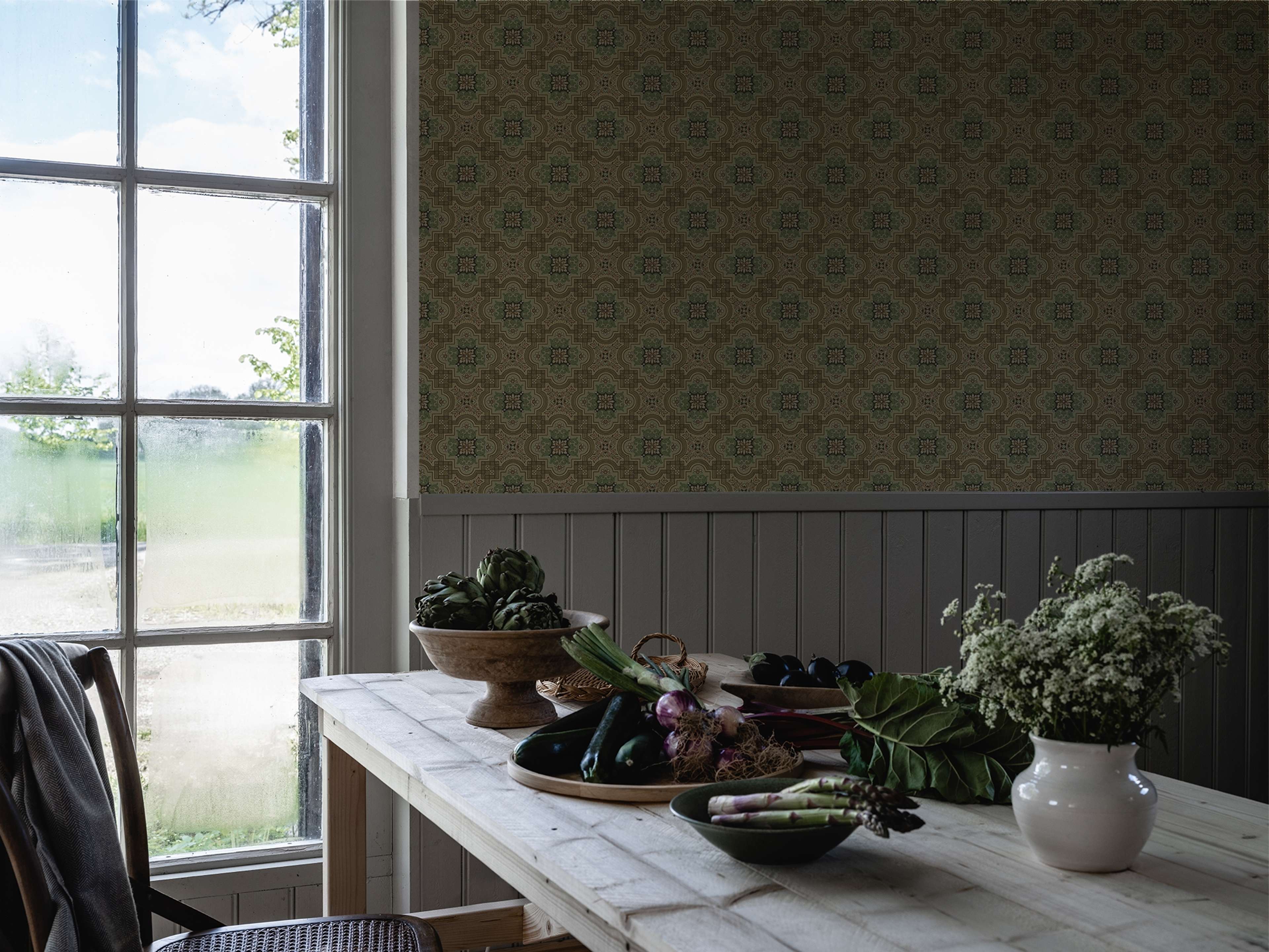Alnön Beige tapet med geometriskt mönster i beige. Från kollektionen Gammalsvenska klassiker 1850–1950. Nonwoven-material med rak passning. Country, city-stil. Passar i vardagsrum och matsal.