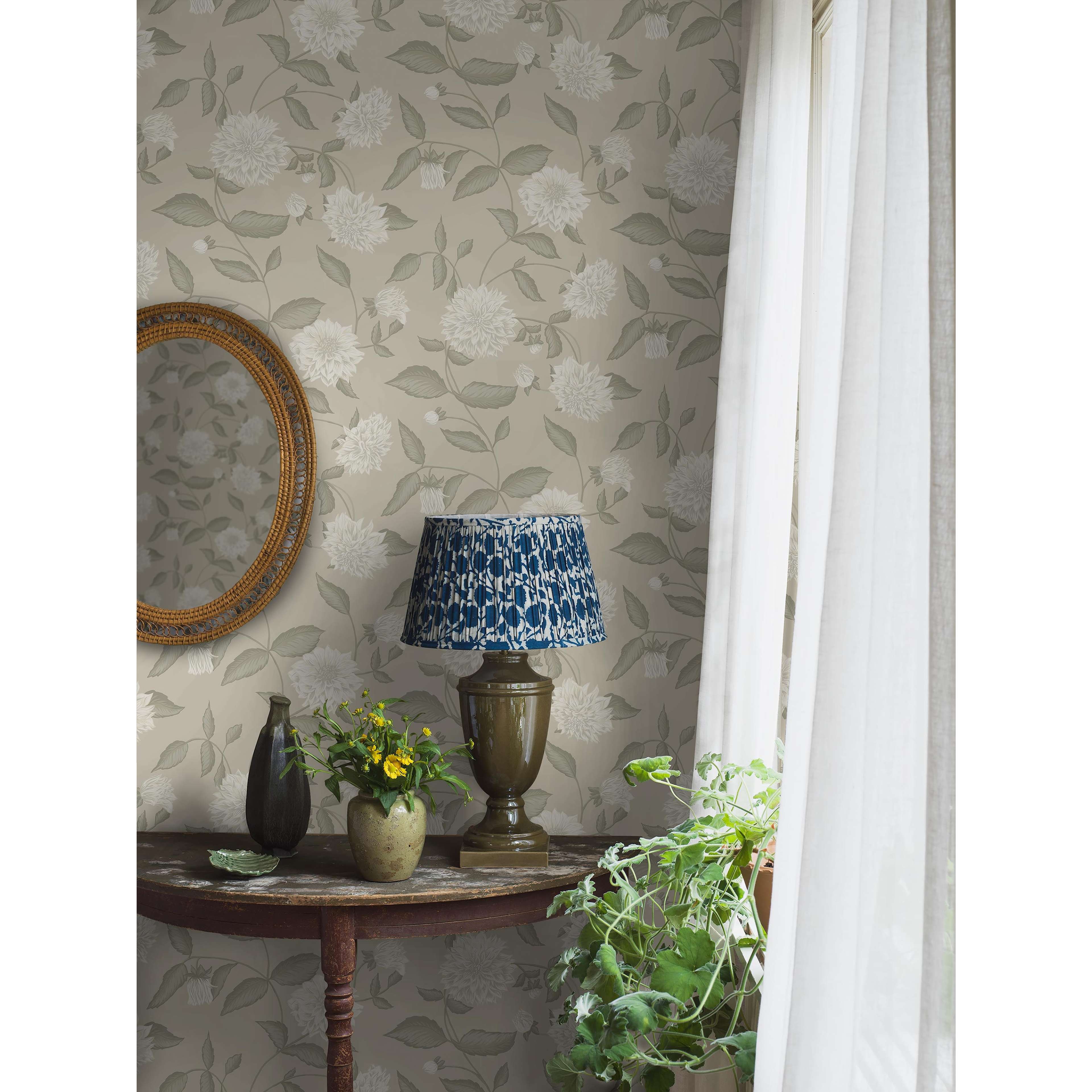 Dahliadröm beige, tapet tapet med botaniskt, blommigt mönster i beige. Från kollektionen Orangeri. Nonwoven-material med förskjuten passning. Passar i hall.