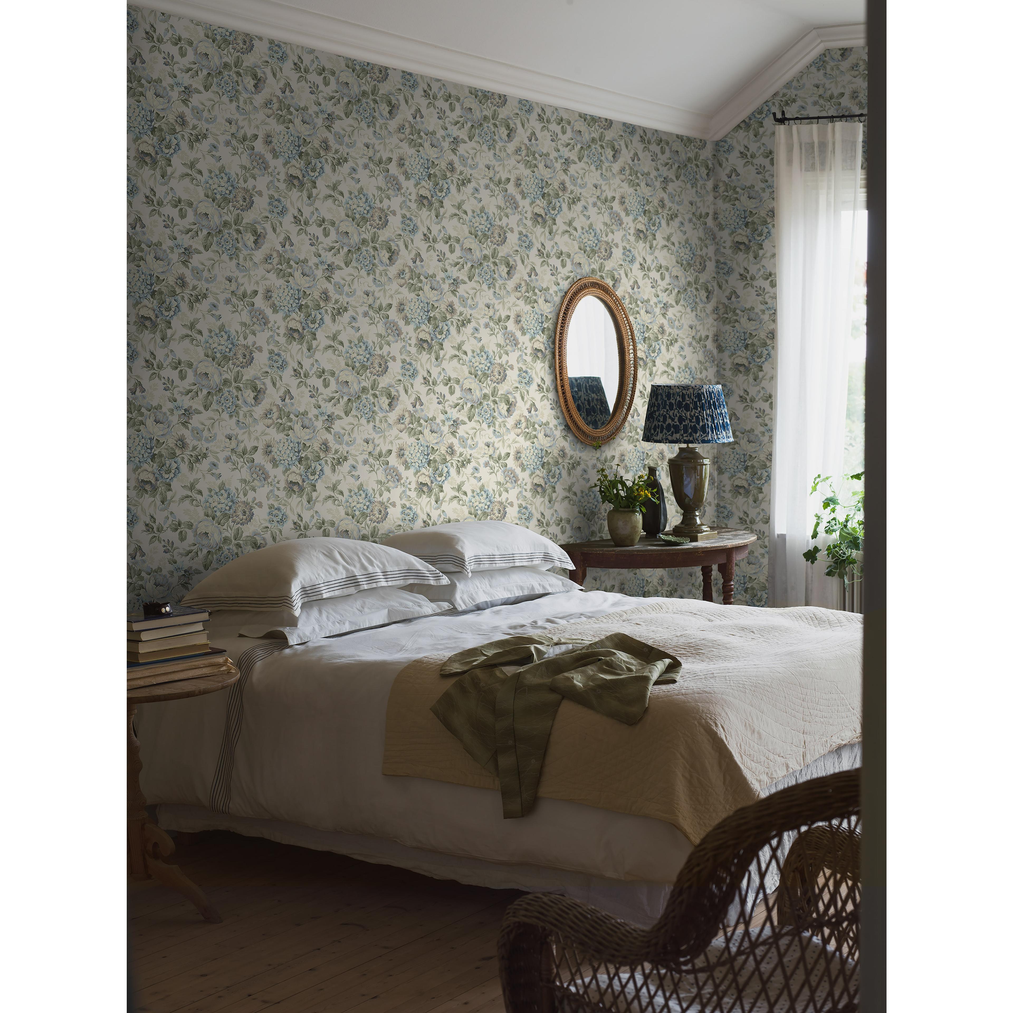 Hortensia blå, tapet tapet med botaniskt, blommigt mönster i blå. Från kollektionen Orangeri. Nonwoven-material med rak passning. Passar i sovrum.