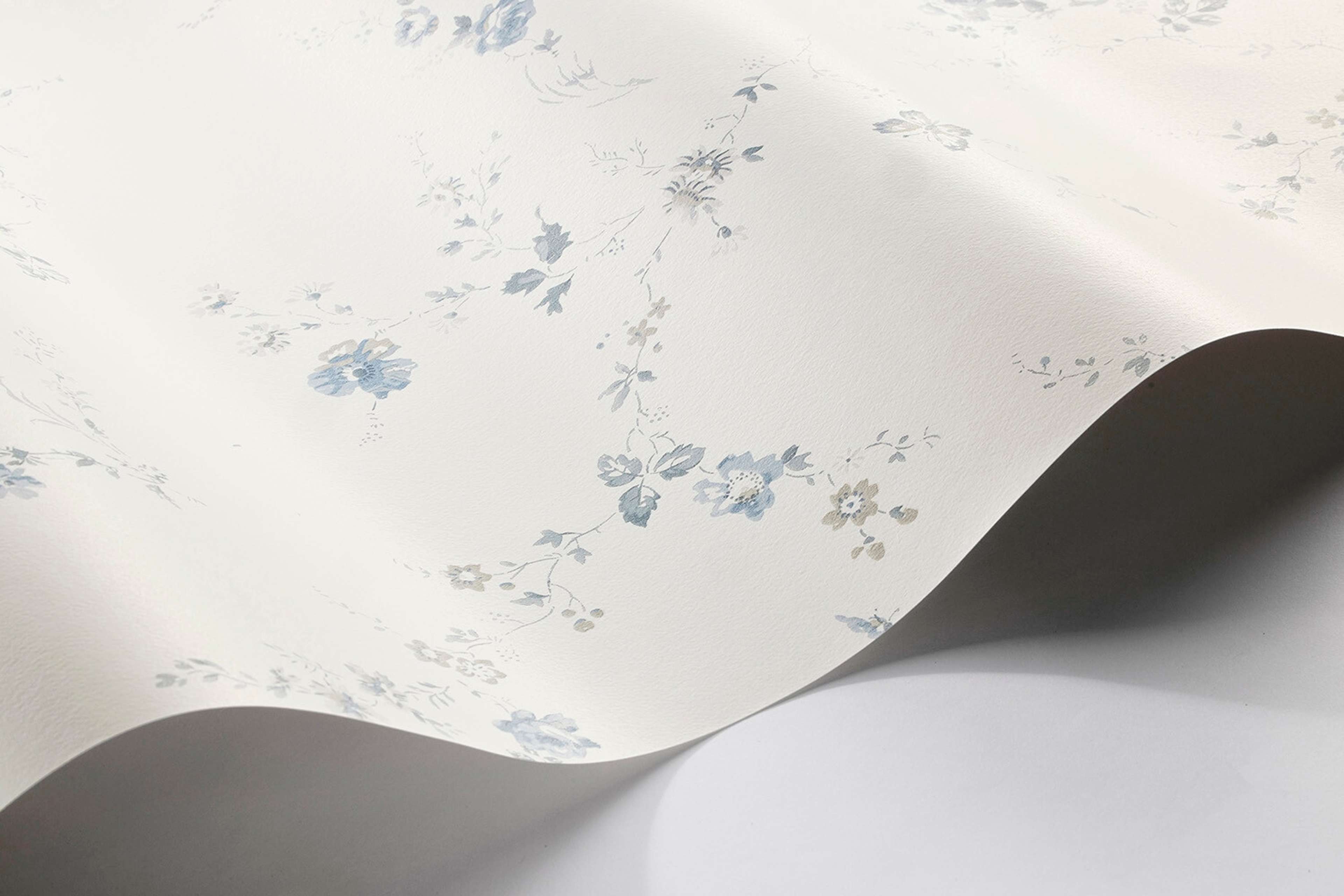 Borosan 21 8627 tapet med blommigt mönster i vit. Från kollektionen Borosan 21. Papper-material med rak passning.