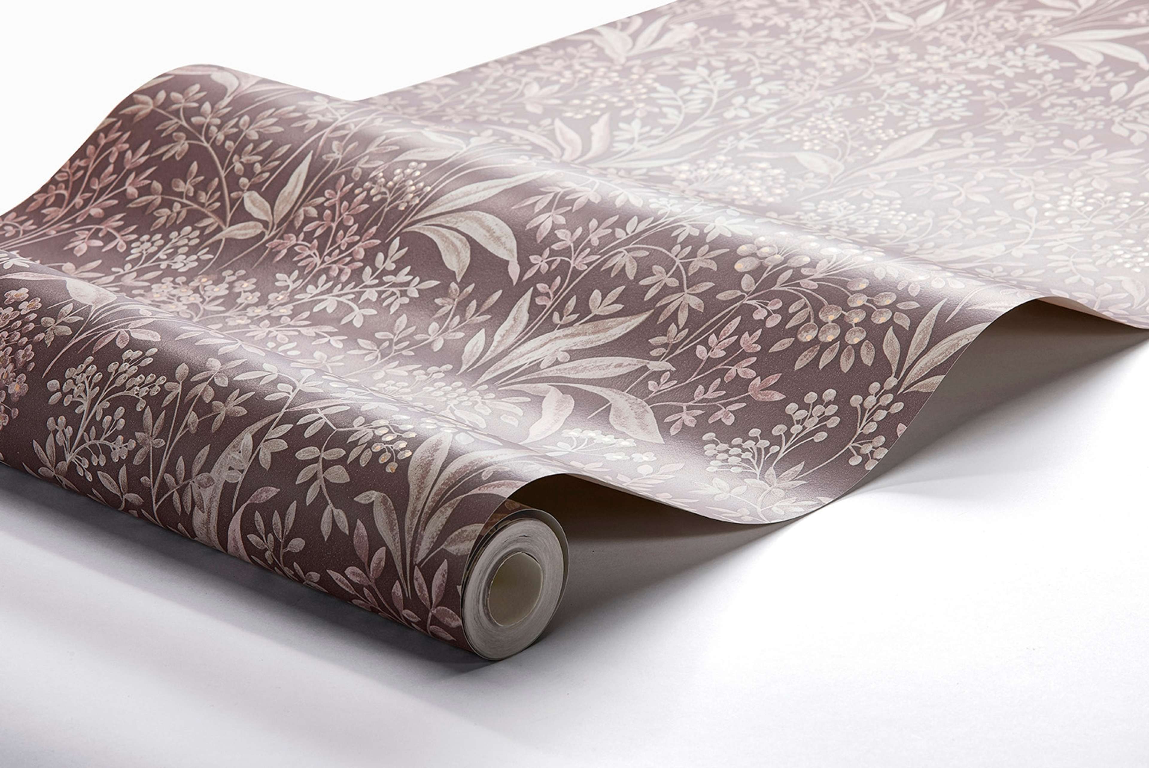 Nocturne, röd tapet från Boråstapeter med blommigt mönster i röd och rosa. Från kollektionen Vårt Arkiv. Nonwoven-material med rak passning.