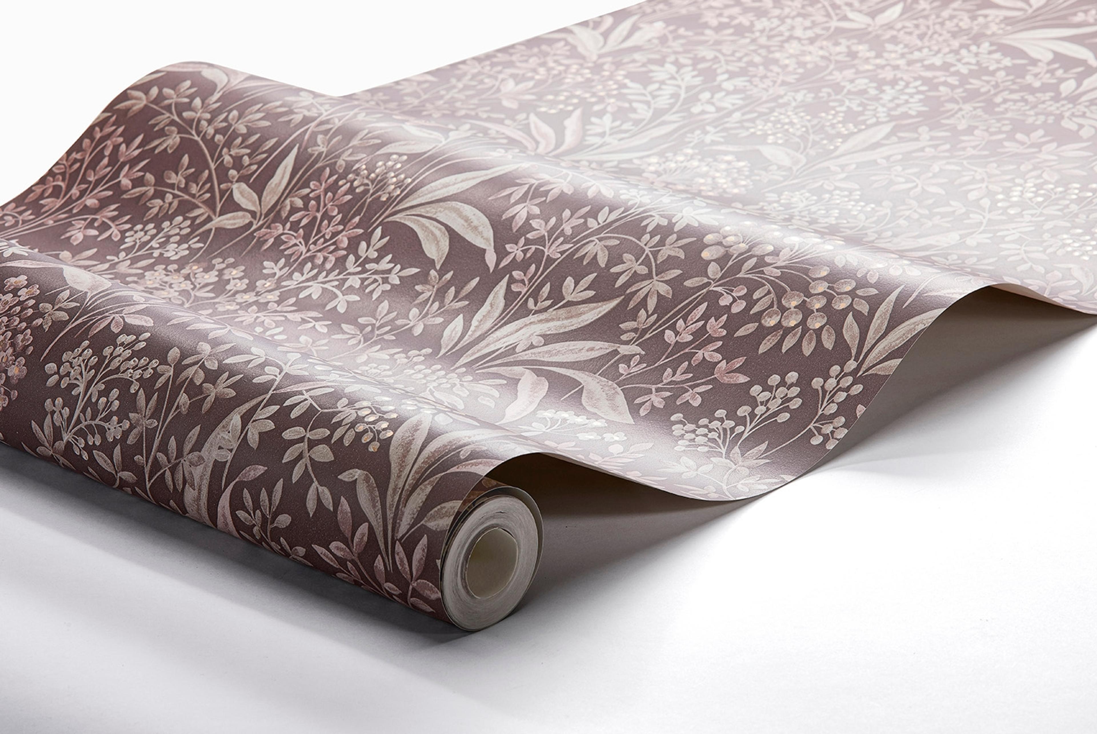 Nocturne, röd tapet från Boråstapeter med blommigt mönster i röd och rosa. Från kollektionen Vårt Arkiv. Nonwoven-material med rak passning.