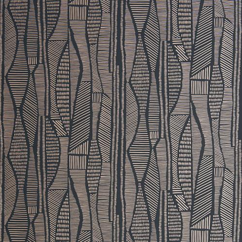 Skylark Onyx tapet från Midbec med abstrakt mönster i svart. Från kollektionen Pioneer. Nonwoven-material med förskjuten passning.