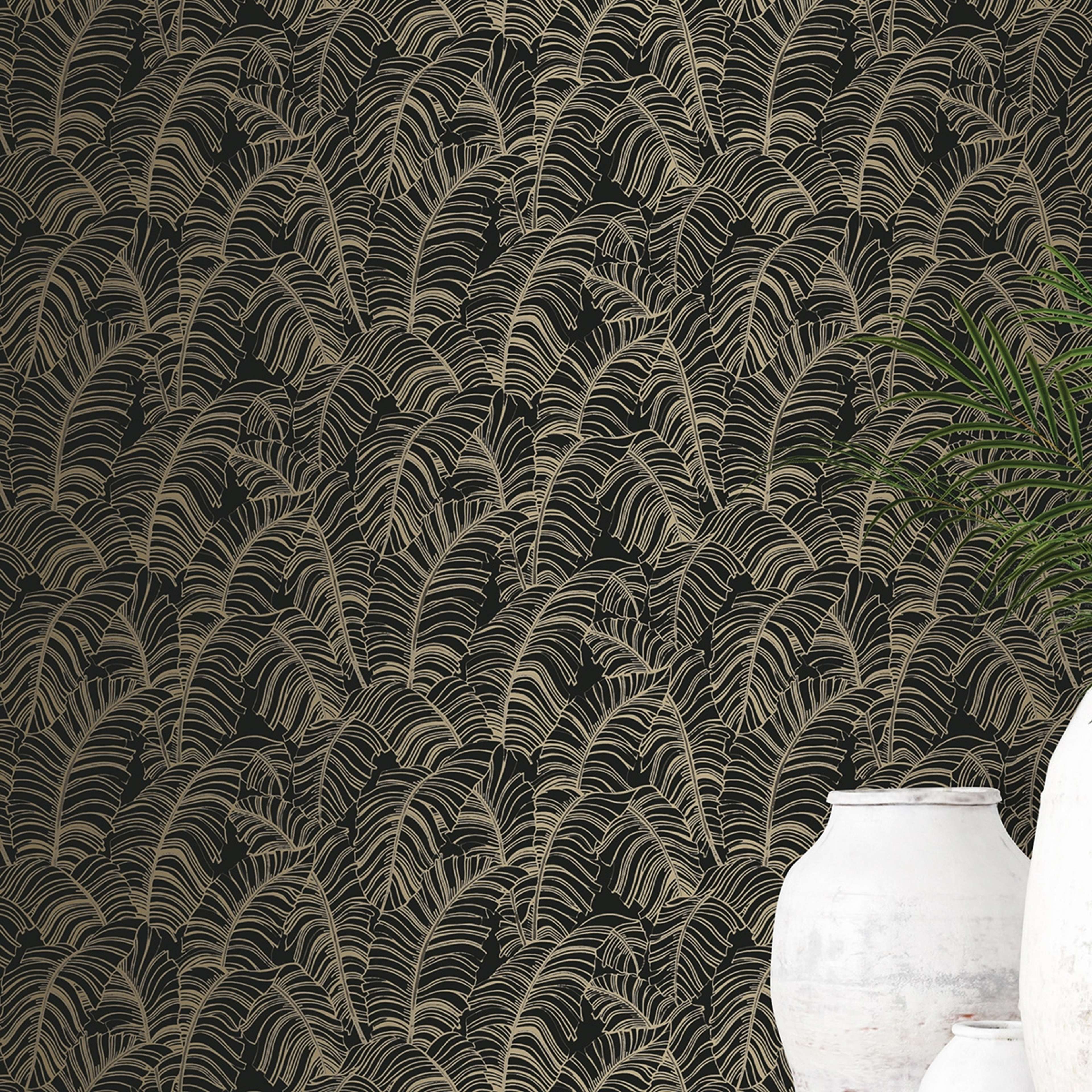 Broadleaf tapet i svart och guld tapet med botaniskt mönster i svart. Från kollektionen bazaar. Nonwoven-material med förskjuten passning. Passar i vardagsrum och matsal.