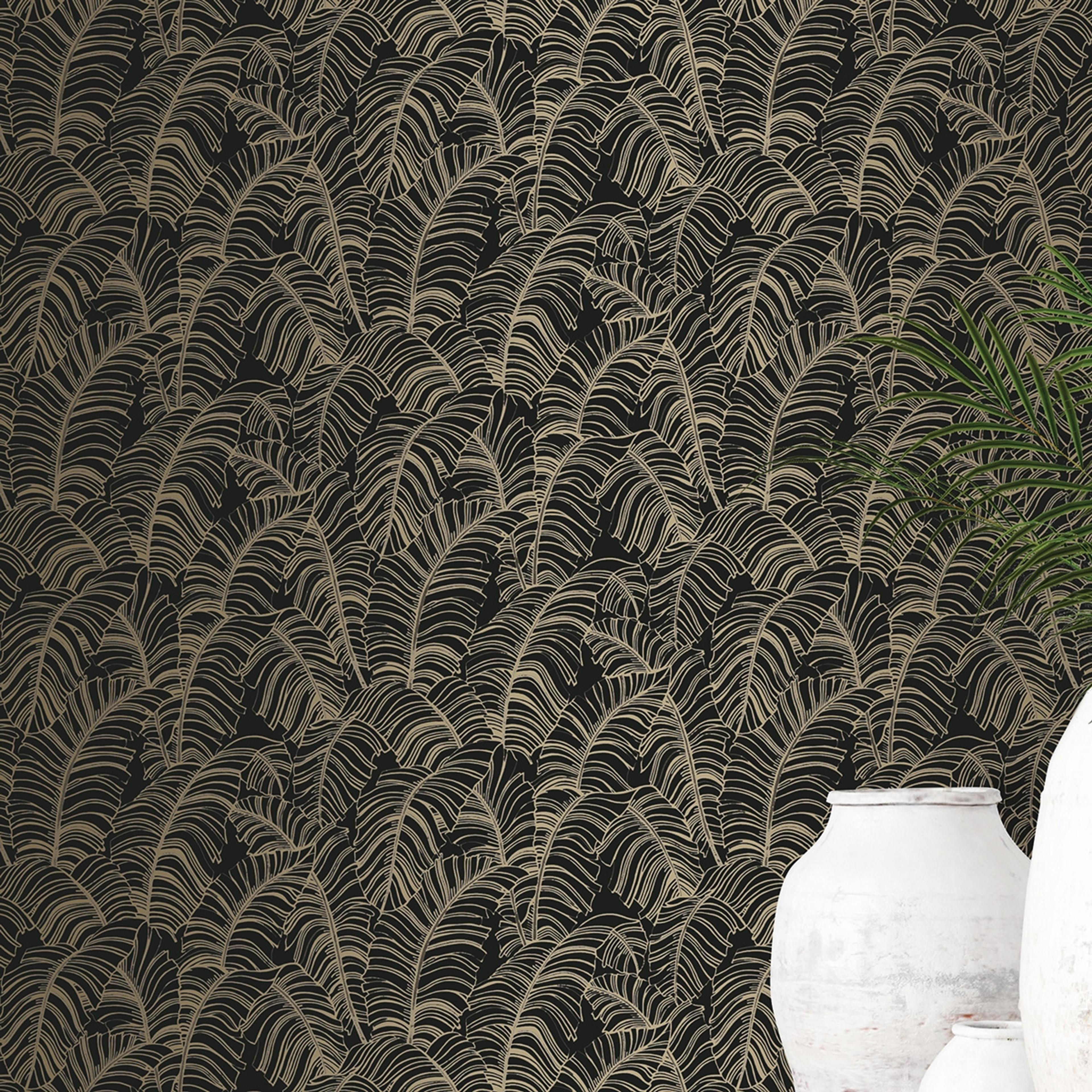 Broadleaf tapet i svart och guld tapet med botaniskt mönster i svart. Från kollektionen bazaar. Nonwoven-material med förskjuten passning. Passar i vardagsrum och matsal.