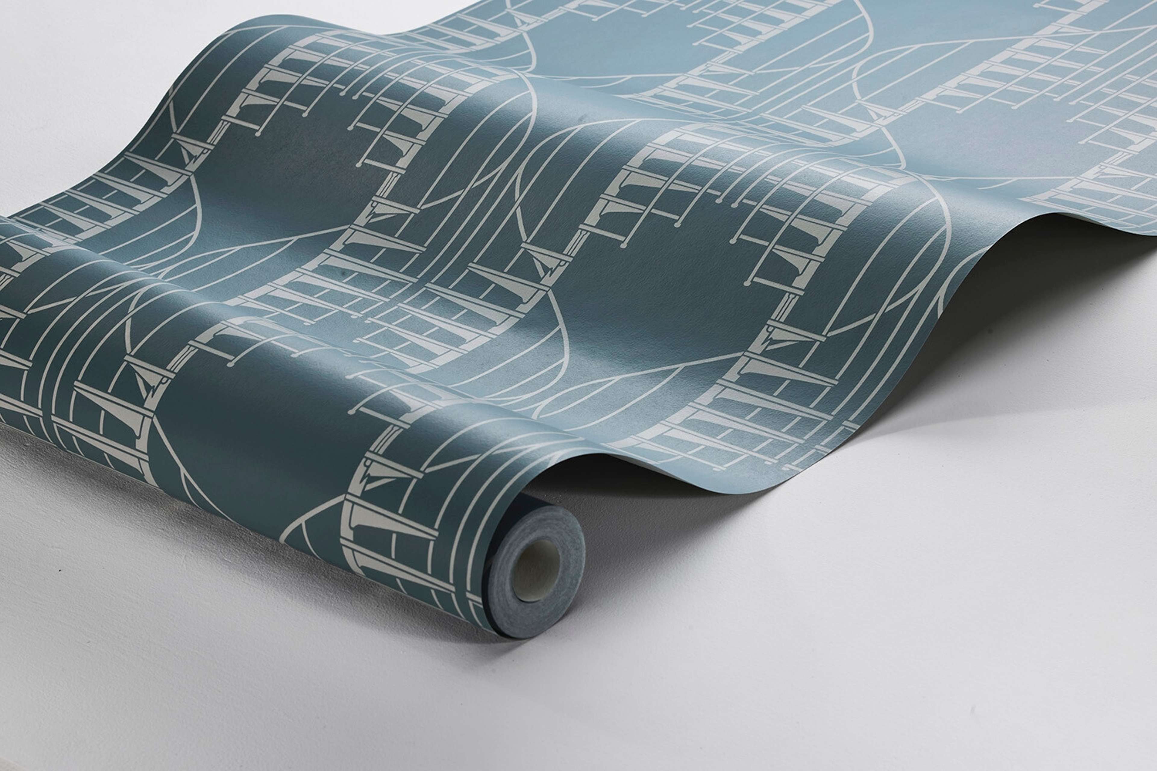 Sapphire Birds tapet med geometriskt, grafiskt mönster i blå. Från kollektionen Treasured. Nonwoven-material med förskjuten passning. Passar i kök, hall och arbetsrum.