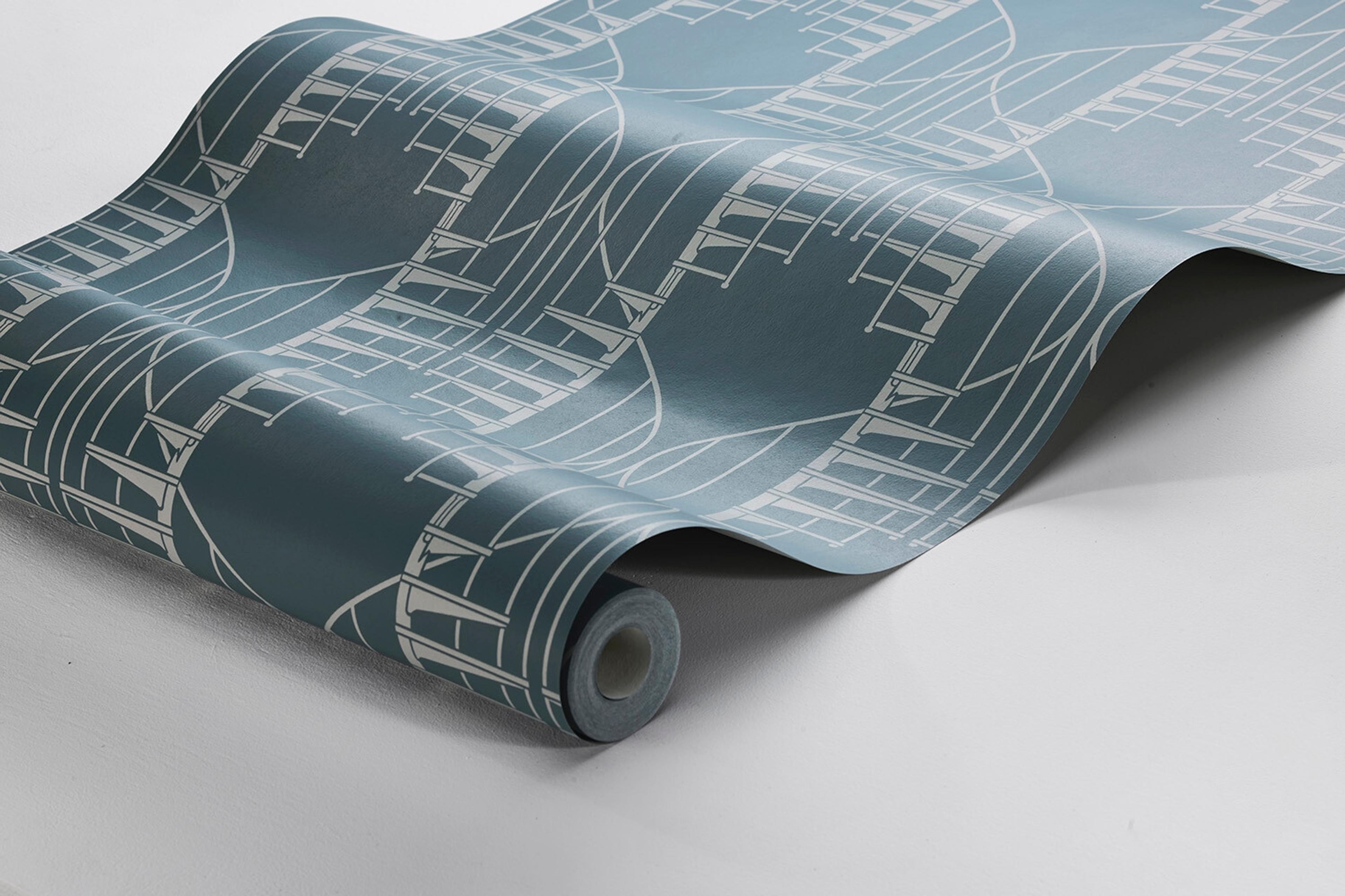 Sapphire Birds tapet med geometriskt, grafiskt mönster i blå. Från kollektionen Treasured. Nonwoven-material med förskjuten passning. Passar i kök, hall och arbetsrum.
