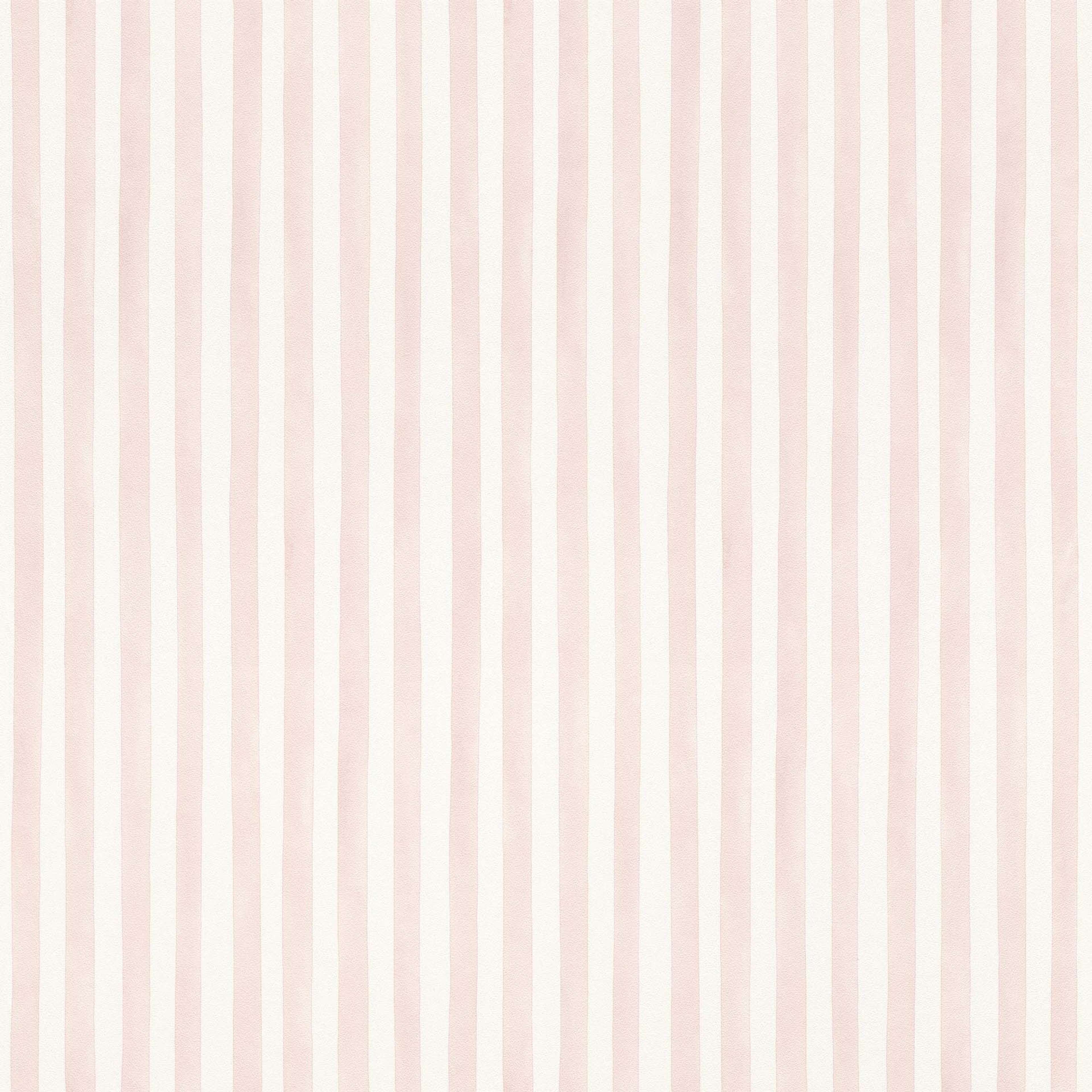 Kids World tapet med randigt mönster i vit och rosa. Från kollektionen Kids World. Nonwoven-material. Passar i hall och barnrum.