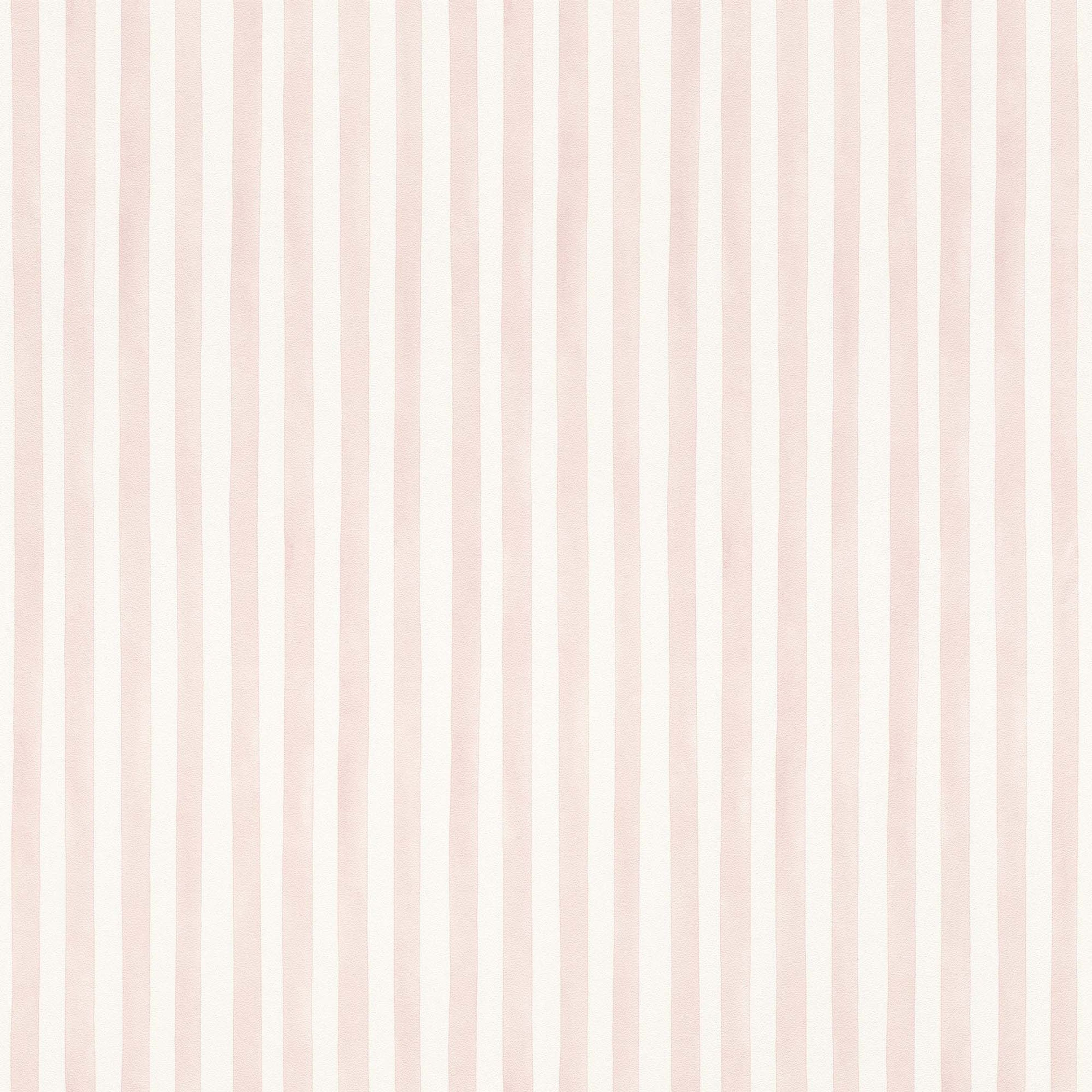 Kids World tapet med randigt mönster i vit och rosa. Från kollektionen Kids World. Nonwoven-material. Passar i hall och barnrum.