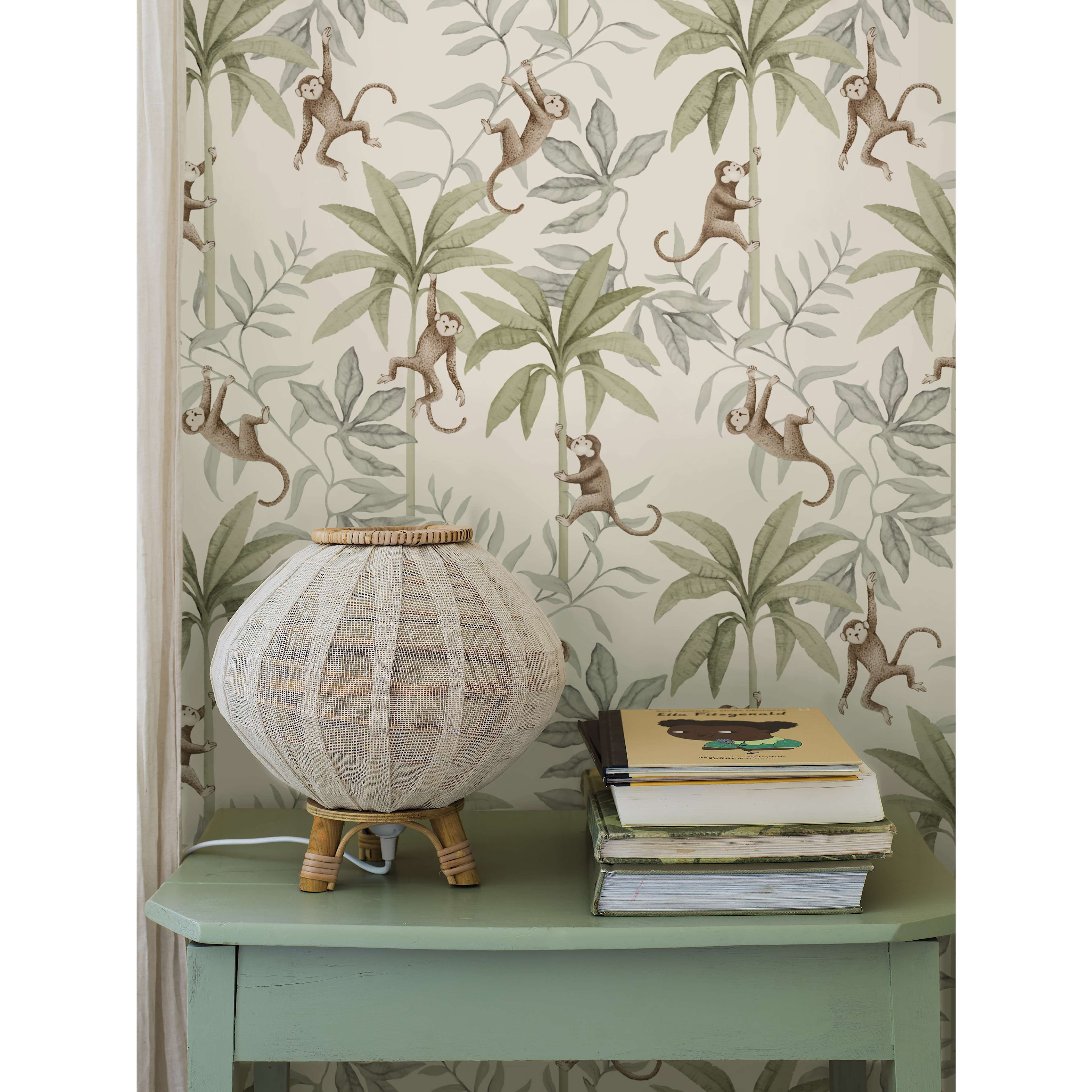 Jungle Friends vit, tapet tapet med djur, barnrum, naturochlandskap mönster i vit. Från kollektionen Newbie II Wallpaper. Nonwoven-material med rak passning. Passar i sovrum och barnrum.