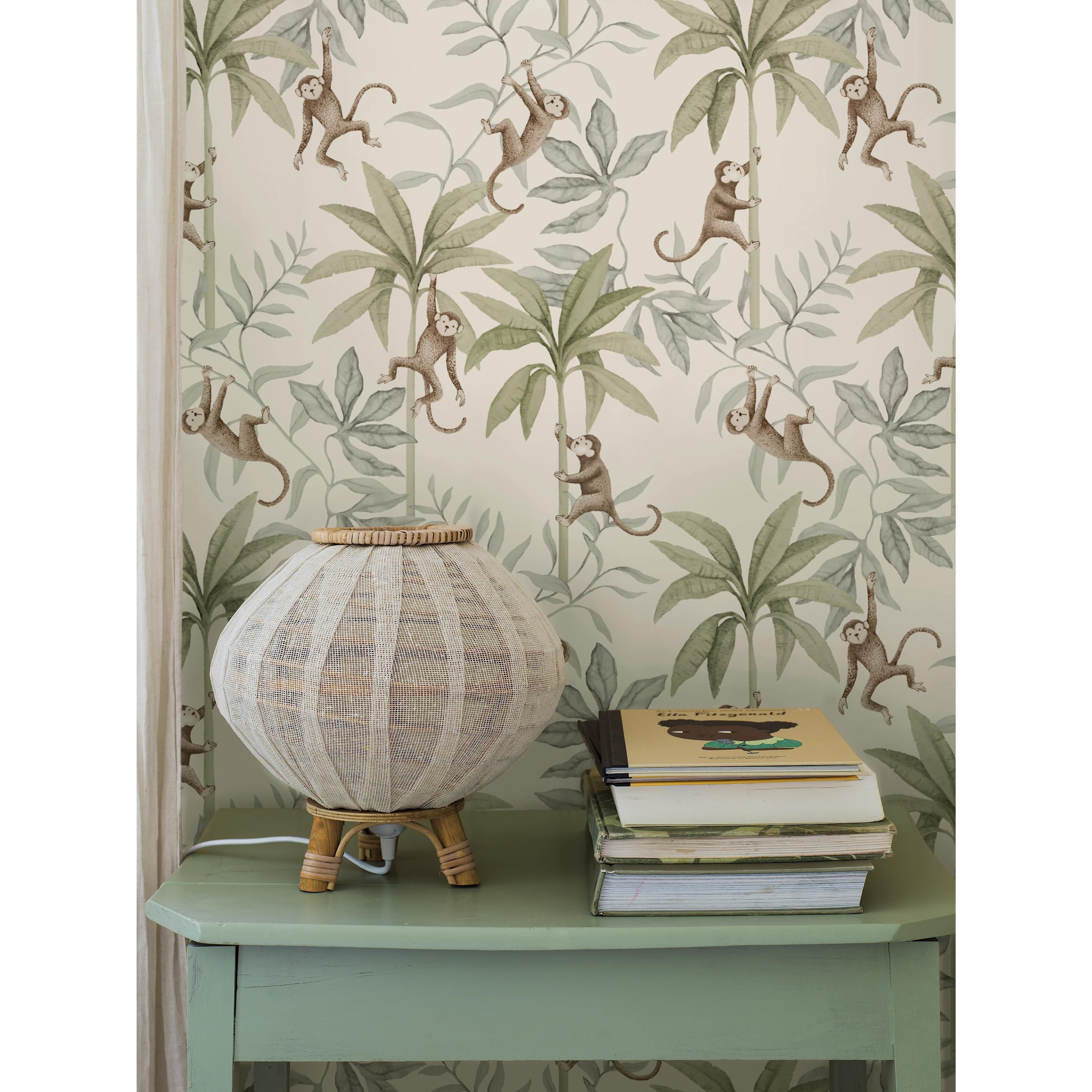 Jungle Friends vit, tapet tapet med djur, barnrum, naturochlandskap mönster i vit. Från kollektionen Newbie II Wallpaper. Nonwoven-material med rak passning. Passar i sovrum och barnrum.