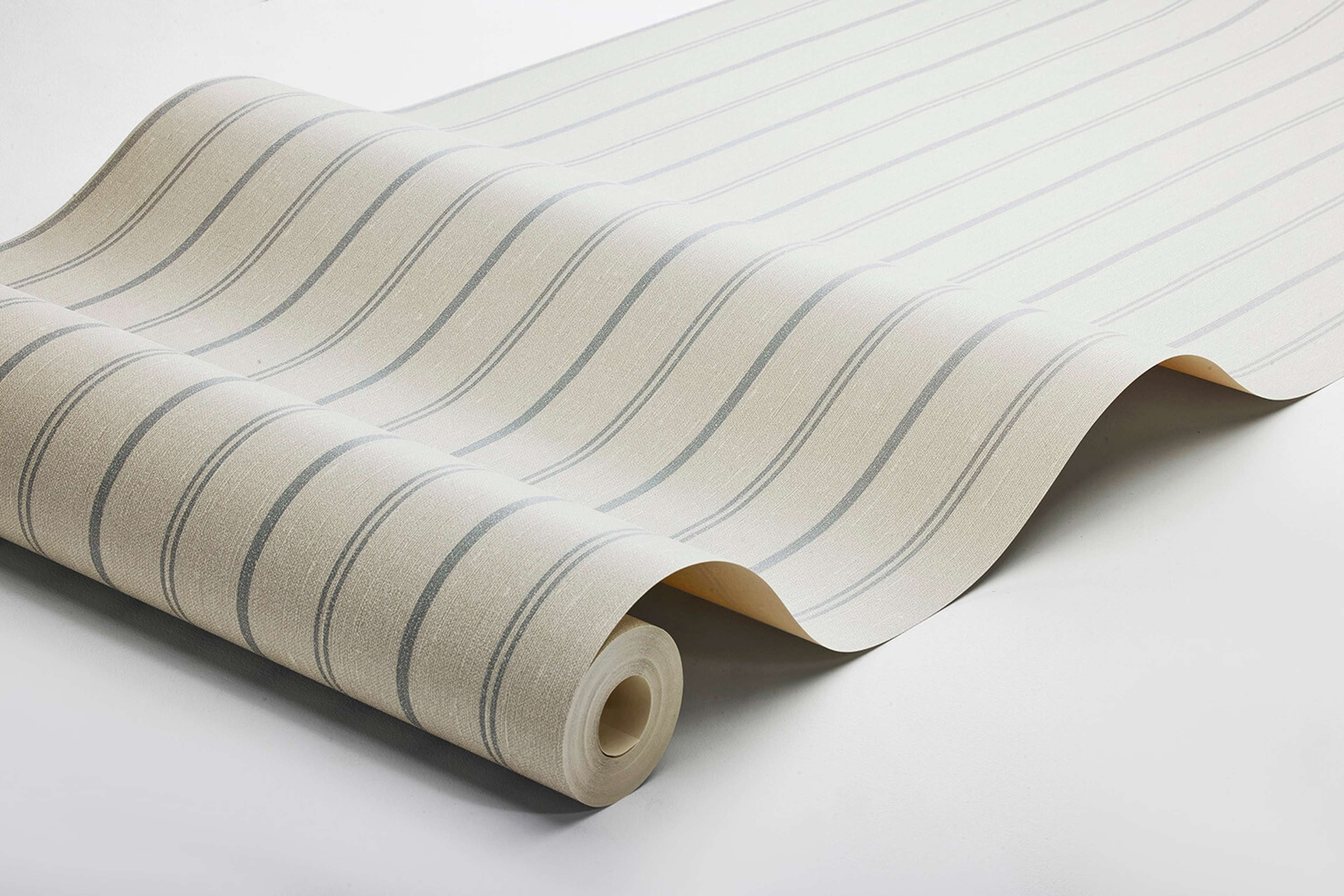 Woodland Stripe tapet med randigt mönster i grå. Från kollektionen Woodland. Nonwoven-material.
