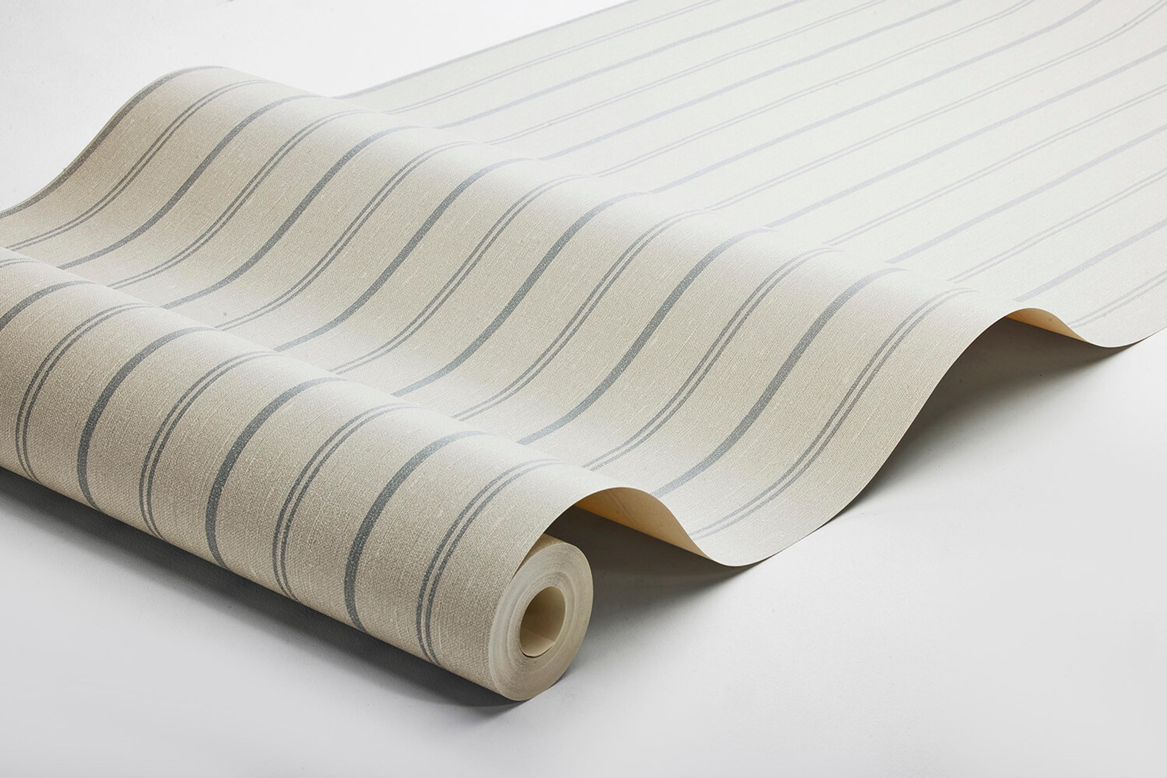Woodland Stripe tapet med randigt mönster i grå. Från kollektionen Woodland. Nonwoven-material.