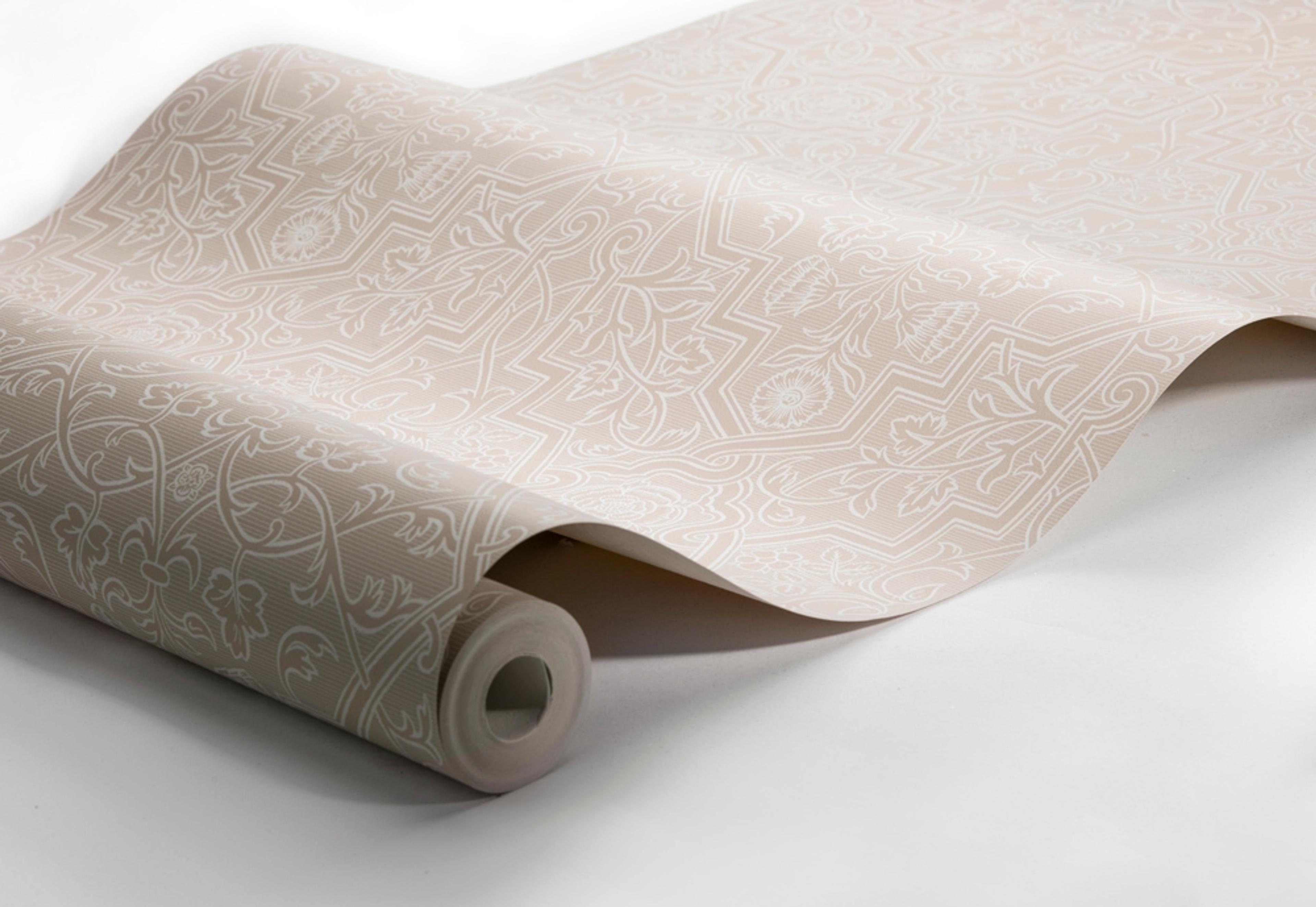 Rosenvinge, vit/grå tapet från Boråstapeter med medaljonger mönster i vit, brun och beige. Från kollektionen anno. Nonwoven-material med rak passning. Passar i sovrum och matsal.