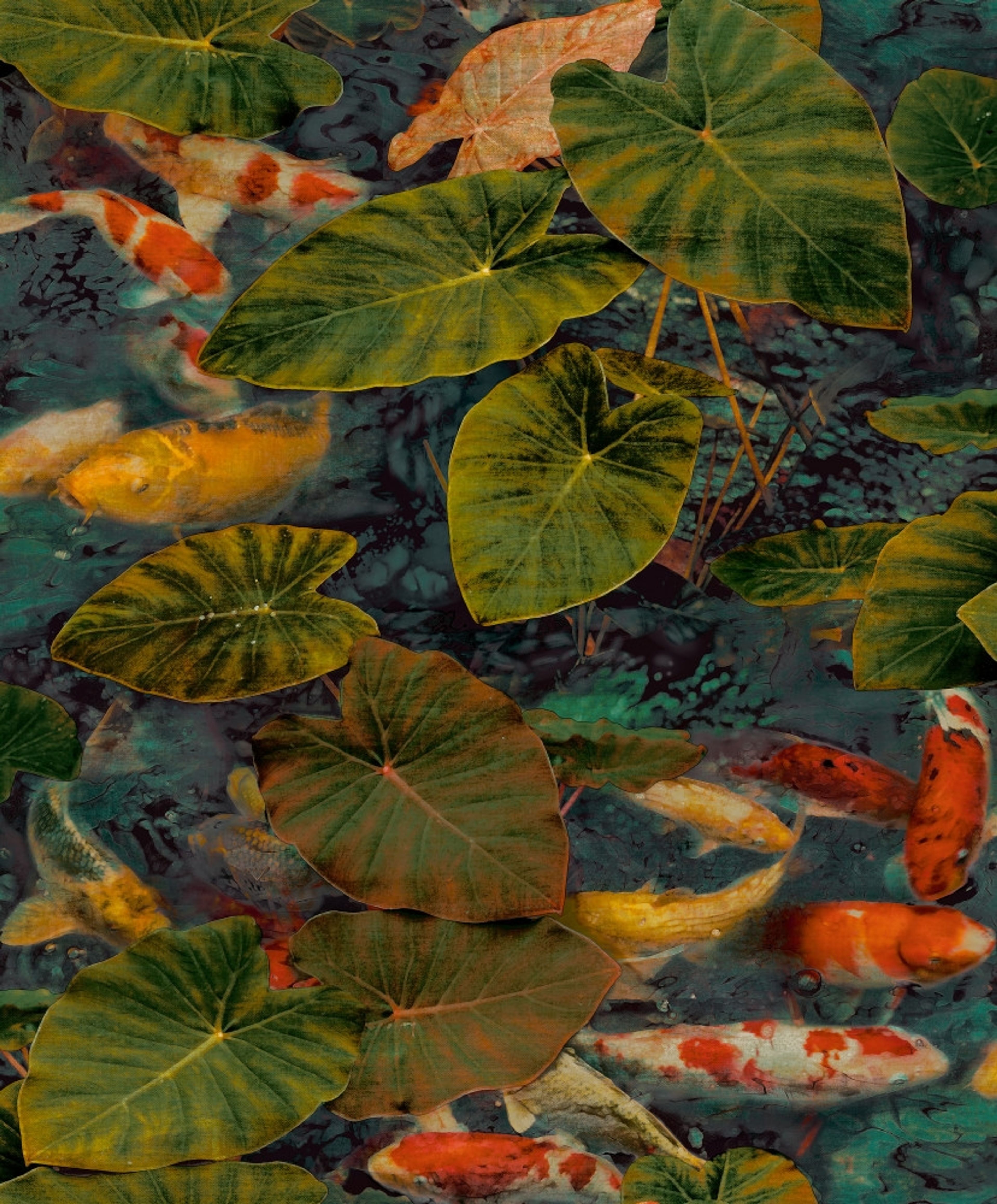 Koi tapet med djur, botaniskt mönster i grön och orange. Från kollektionen Malika. Nonwoven-material med förskjuten passning. Passar i vardagsrum och matsal.