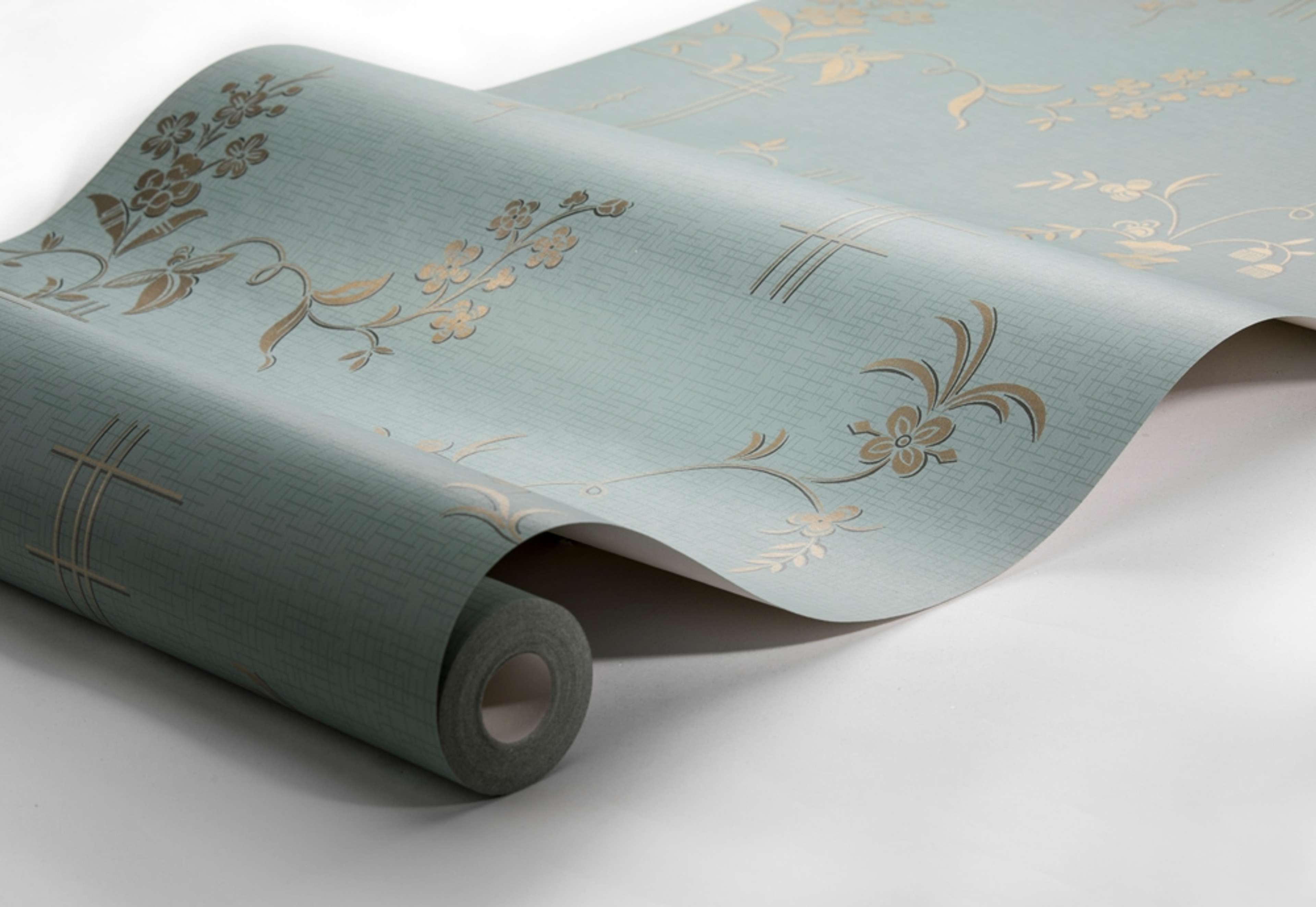 Ulricehamn tapet från Boråstapeter med blommigt mönster i guld och grön. Från kollektionen anno. Nonwoven-material med förskjuten passning. Lyx, city-stil. Passar i sovrum och matsal.