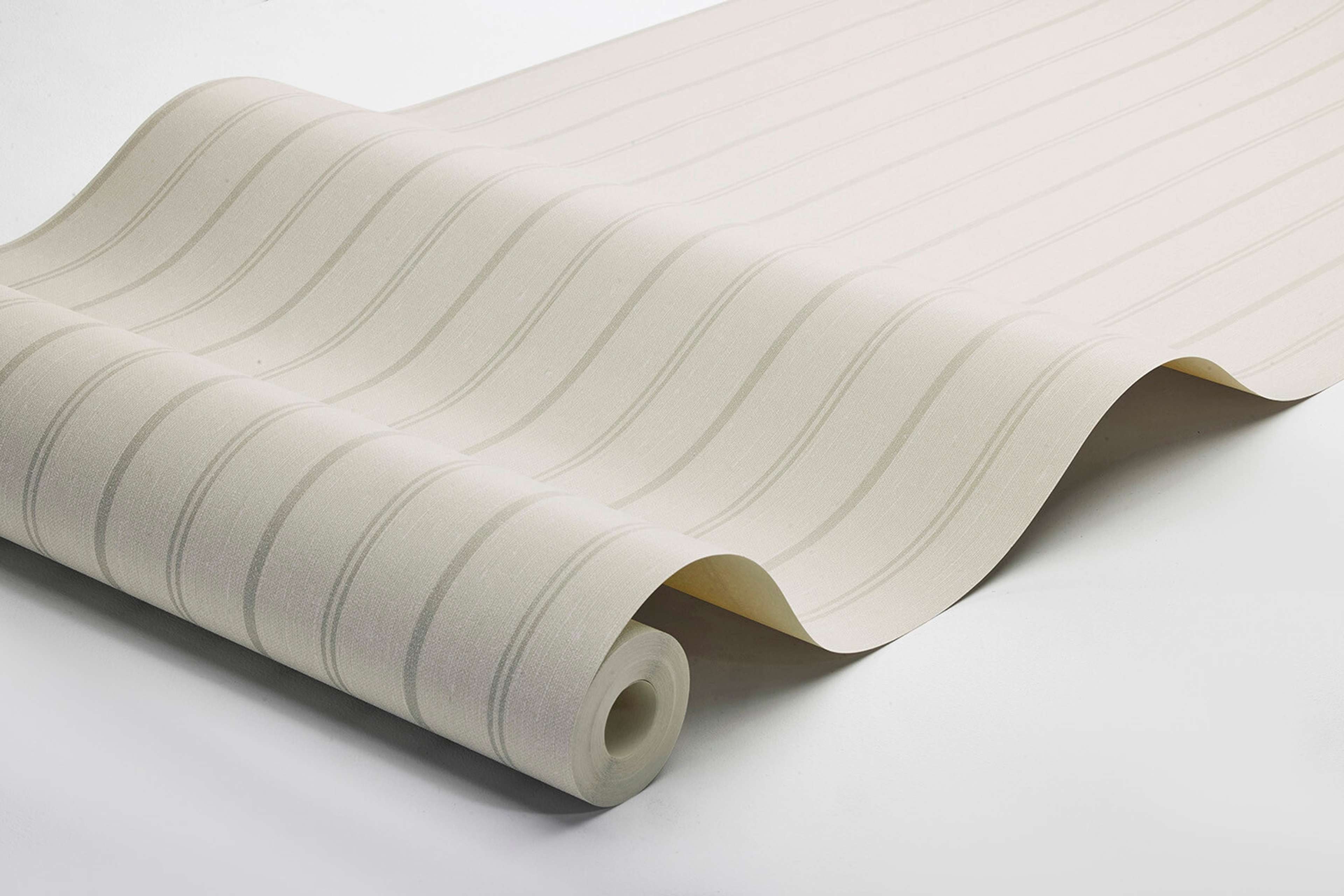 Woodland Stripe tapet med randigt mönster i beige. Från kollektionen Woodland. Nonwoven-material.