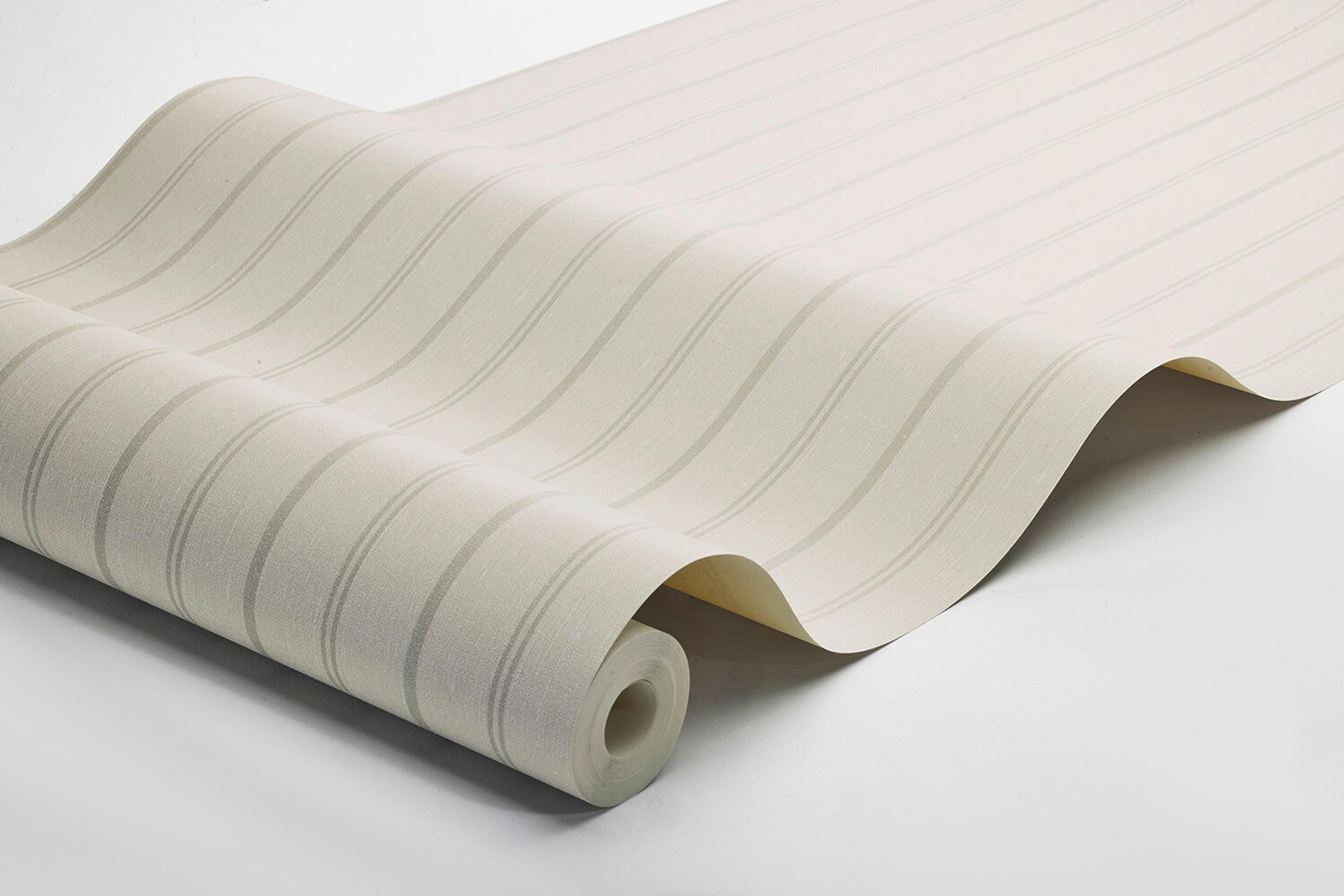 Woodland Stripe tapet med randigt mönster i beige. Från kollektionen Woodland. Nonwoven-material.
