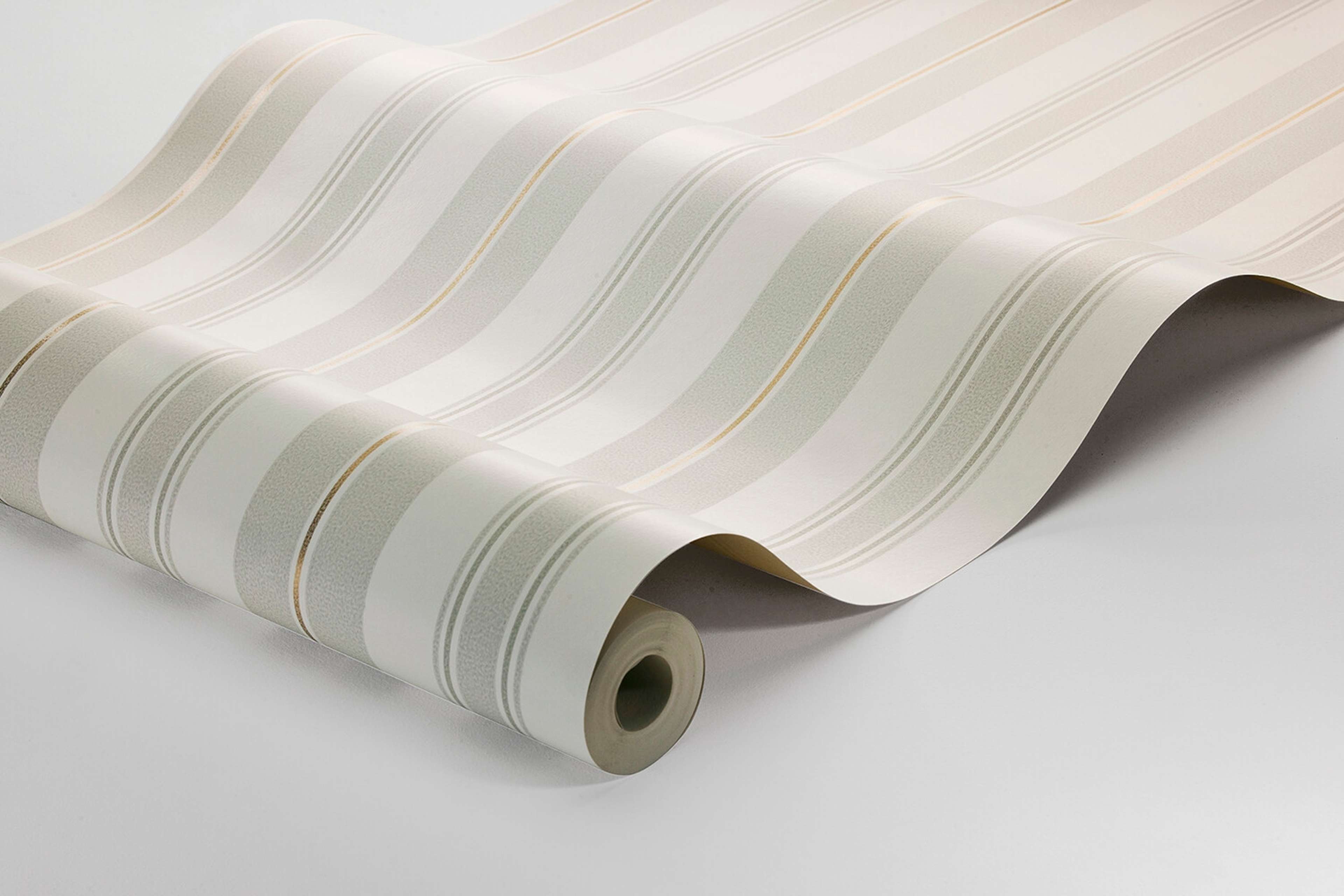 Gustaf tapet med randigt mönster i vit och grå. Från kollektionen timeless traditions. Nonwoven-material.