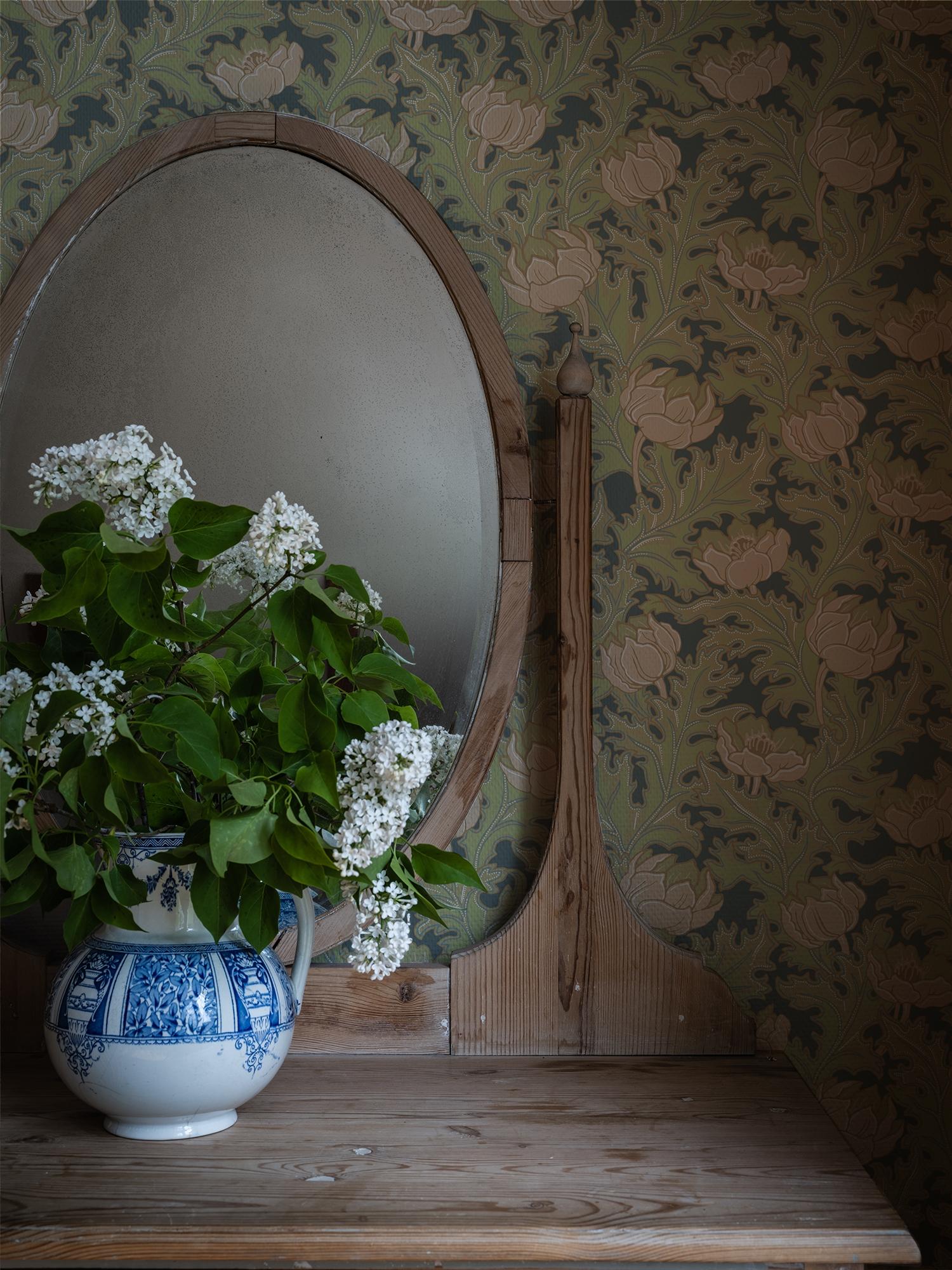 Sigrid Rosagrön tapet med botaniskt mönster i grön. Från kollektionen Gammalsvenska klassiker 1850–1950. Nonwoven-material med rak passning. Country-stil.