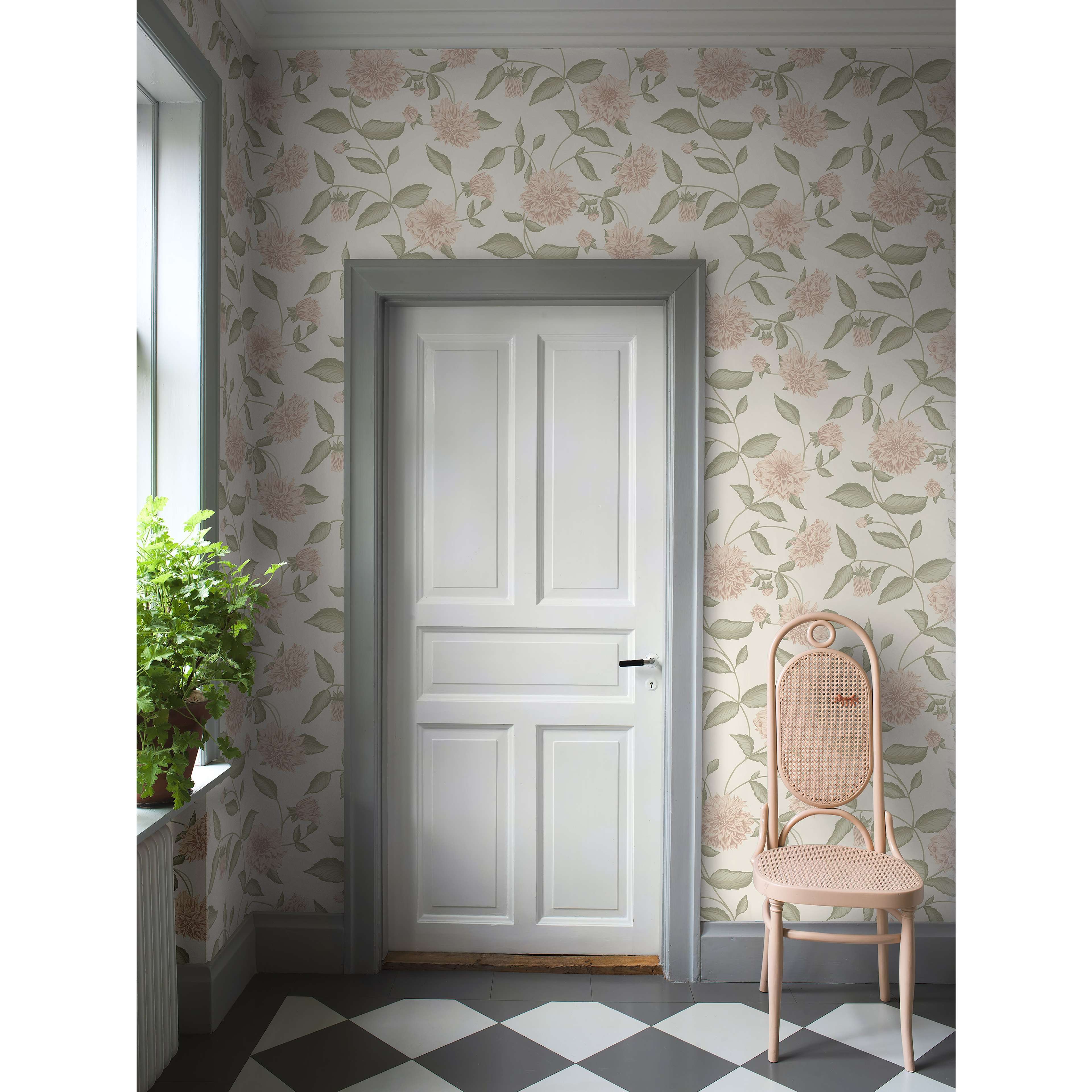 Dahliadröm rosa, tapet tapet med botaniskt, blommigt mönster i rosa. Från kollektionen Orangeri. Nonwoven-material med förskjuten passning. Passar i hall.