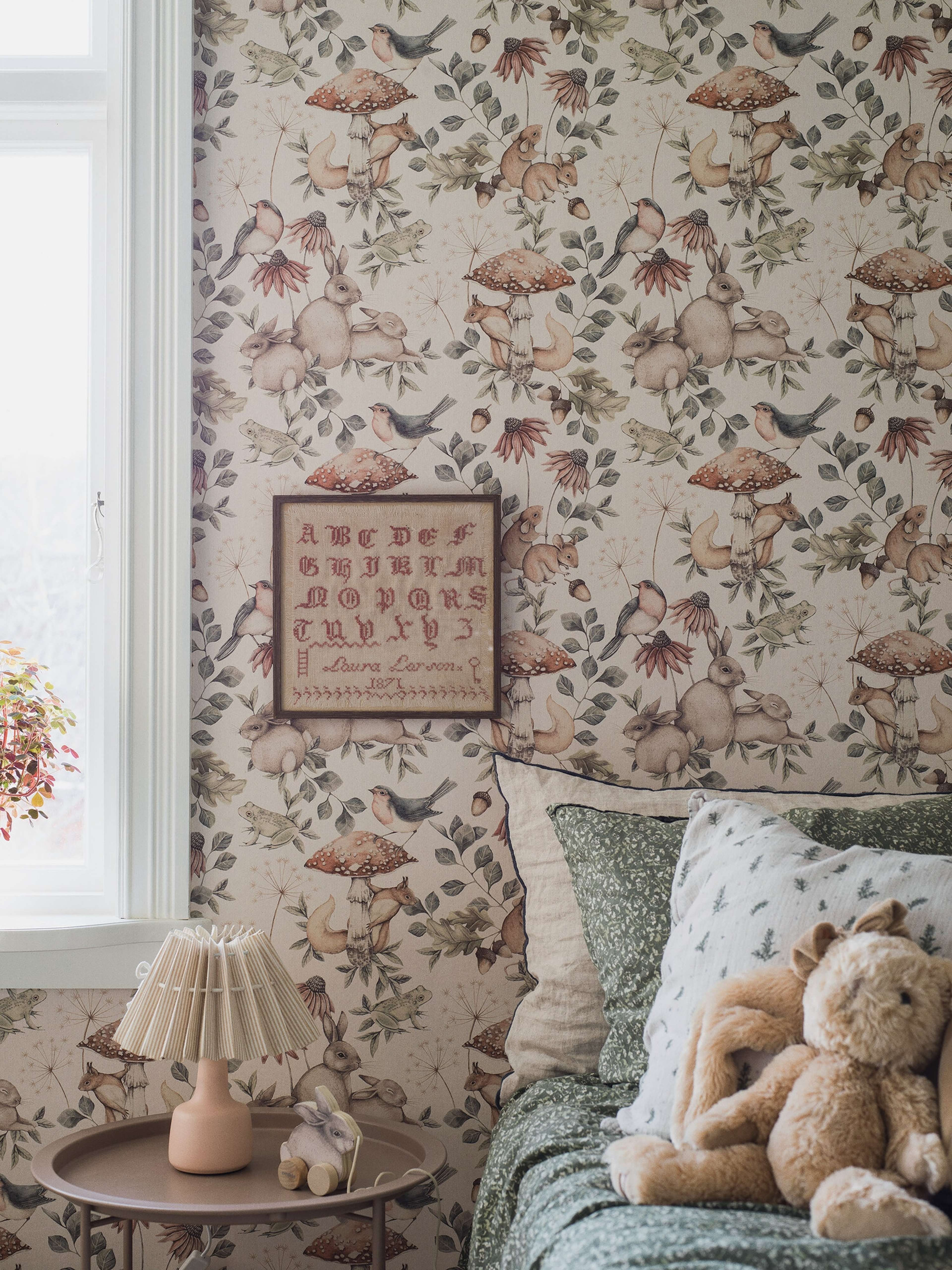 Minou beige, tapet tapet med djur, barnrum mönster i beige. Från kollektionen Newbie II Wallpaper. Nonwoven-material med rak passning. Passar i barnrum.
