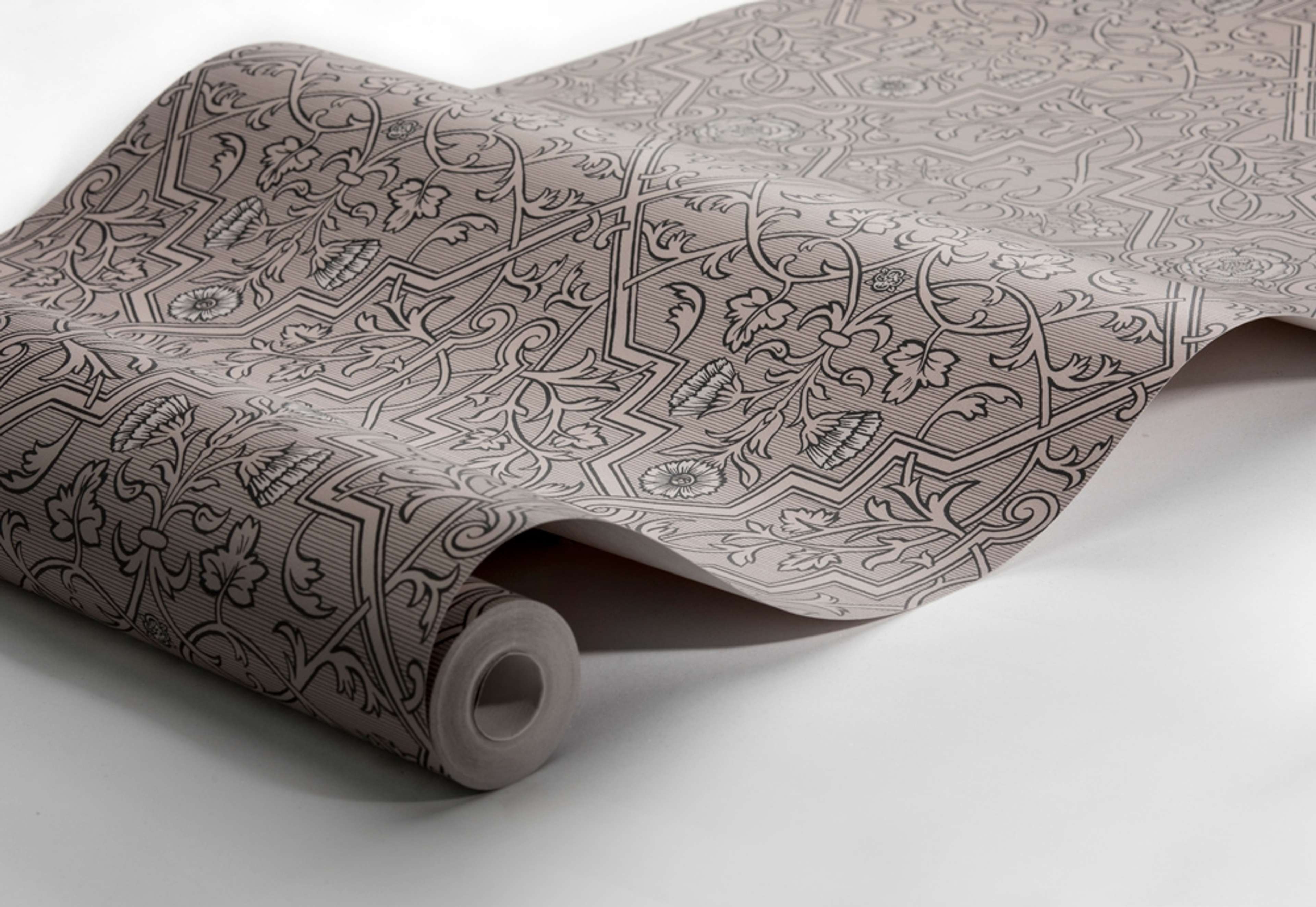 Rosenvinge, gråbrun tapet från Boråstapeter med medaljonger mönster i svart, brun och beige. Från kollektionen anno. Nonwoven-material med rak passning. Passar i sovrum och matsal.