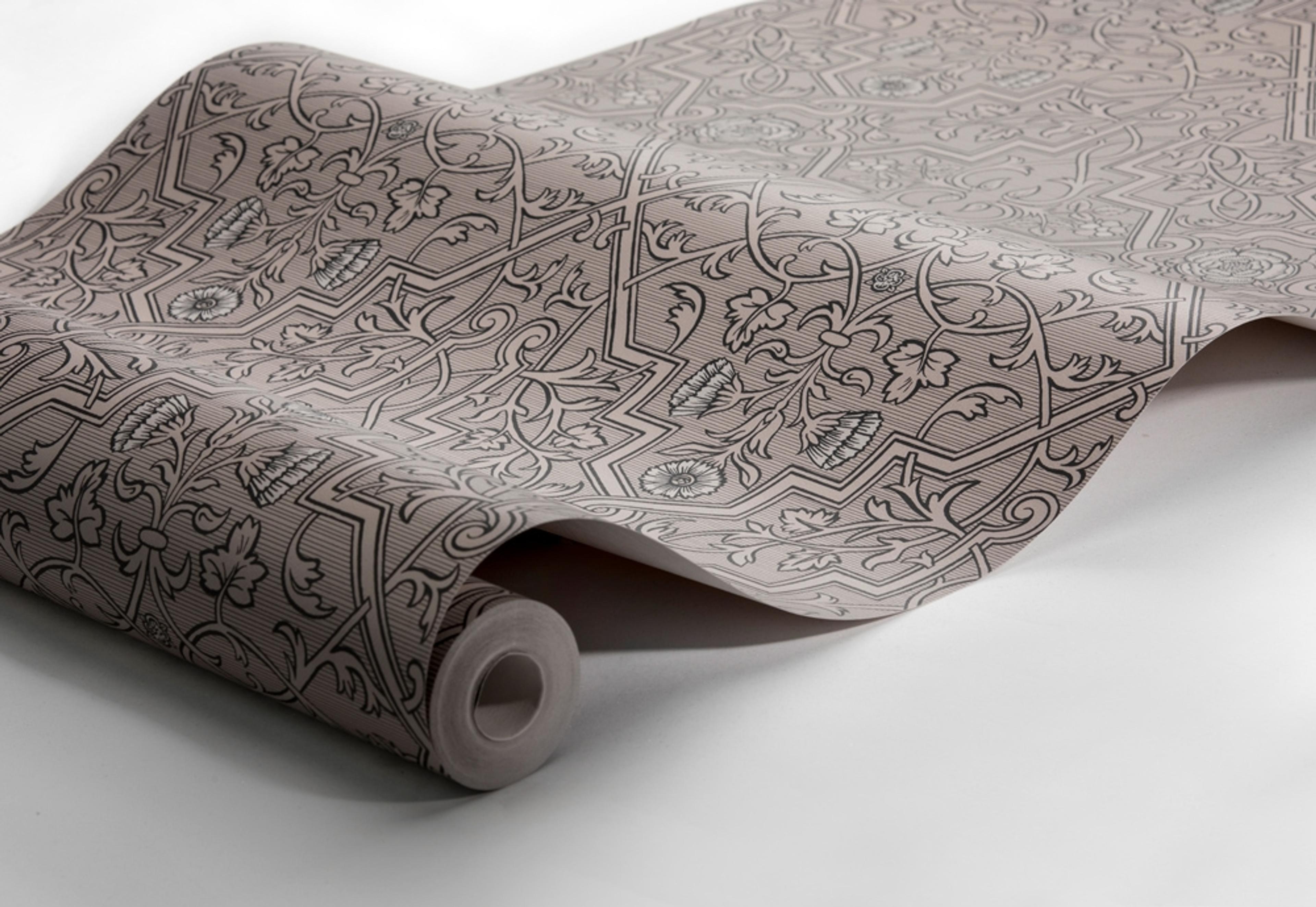 Rosenvinge, gråbrun tapet från Boråstapeter med medaljonger mönster i svart, brun och beige. Från kollektionen anno. Nonwoven-material med rak passning. Passar i sovrum och matsal.