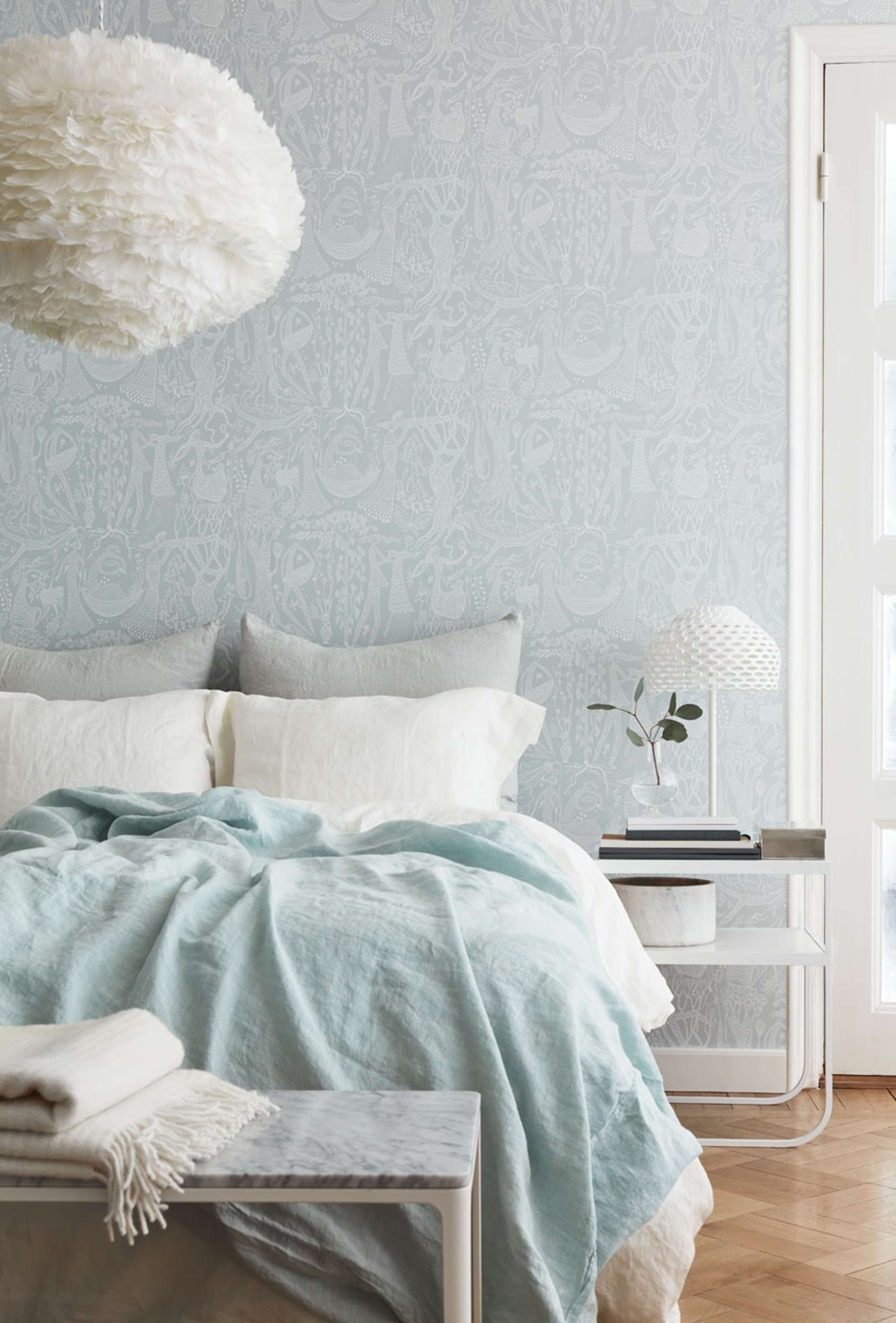 Poème d´amour, ljusgrön tapet från Boråstapeter med grafiskt, retro mönster i grå och grön. Från kollektionen Scandinavian Designers II. Nonwoven-material med förskjuten passning. Vintage, lek, city-stil.