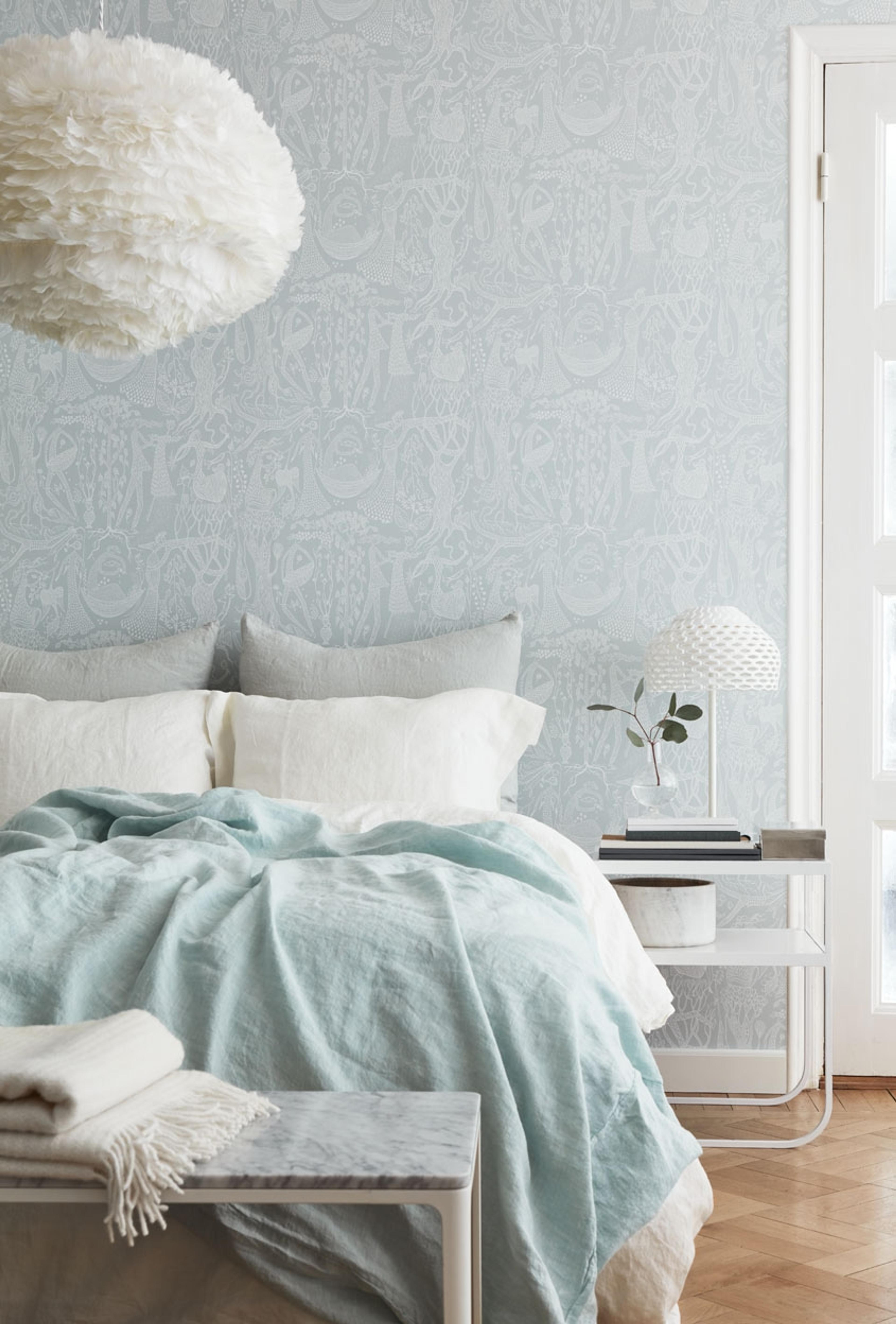 Poème d´amour, ljusgrön tapet från Boråstapeter med grafiskt, retro mönster i grå och grön. Från kollektionen Scandinavian Designers II. Nonwoven-material med förskjuten passning. Vintage, lek, city-stil.